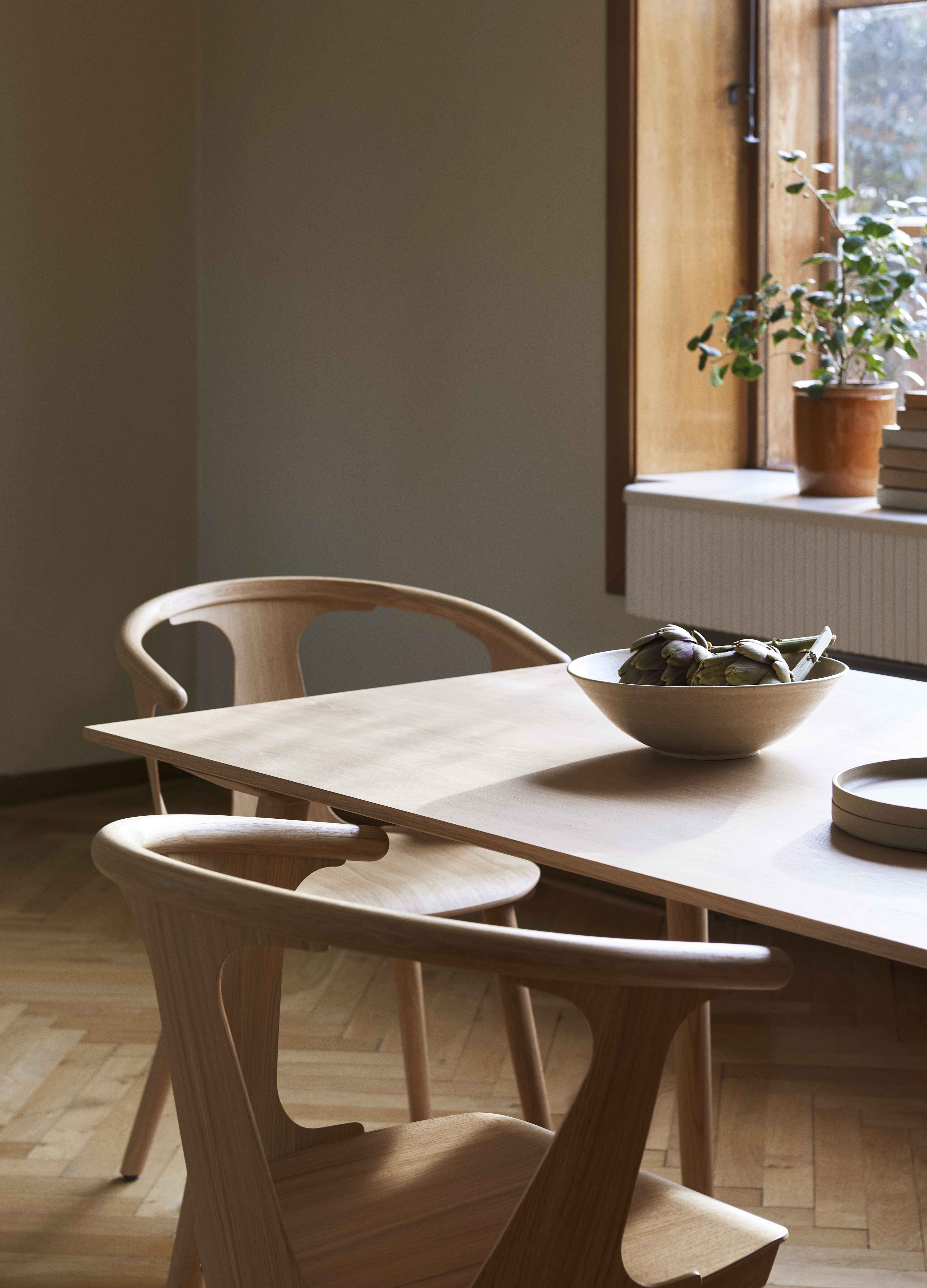 Tafel IN BETWEEN gelakt eiken
