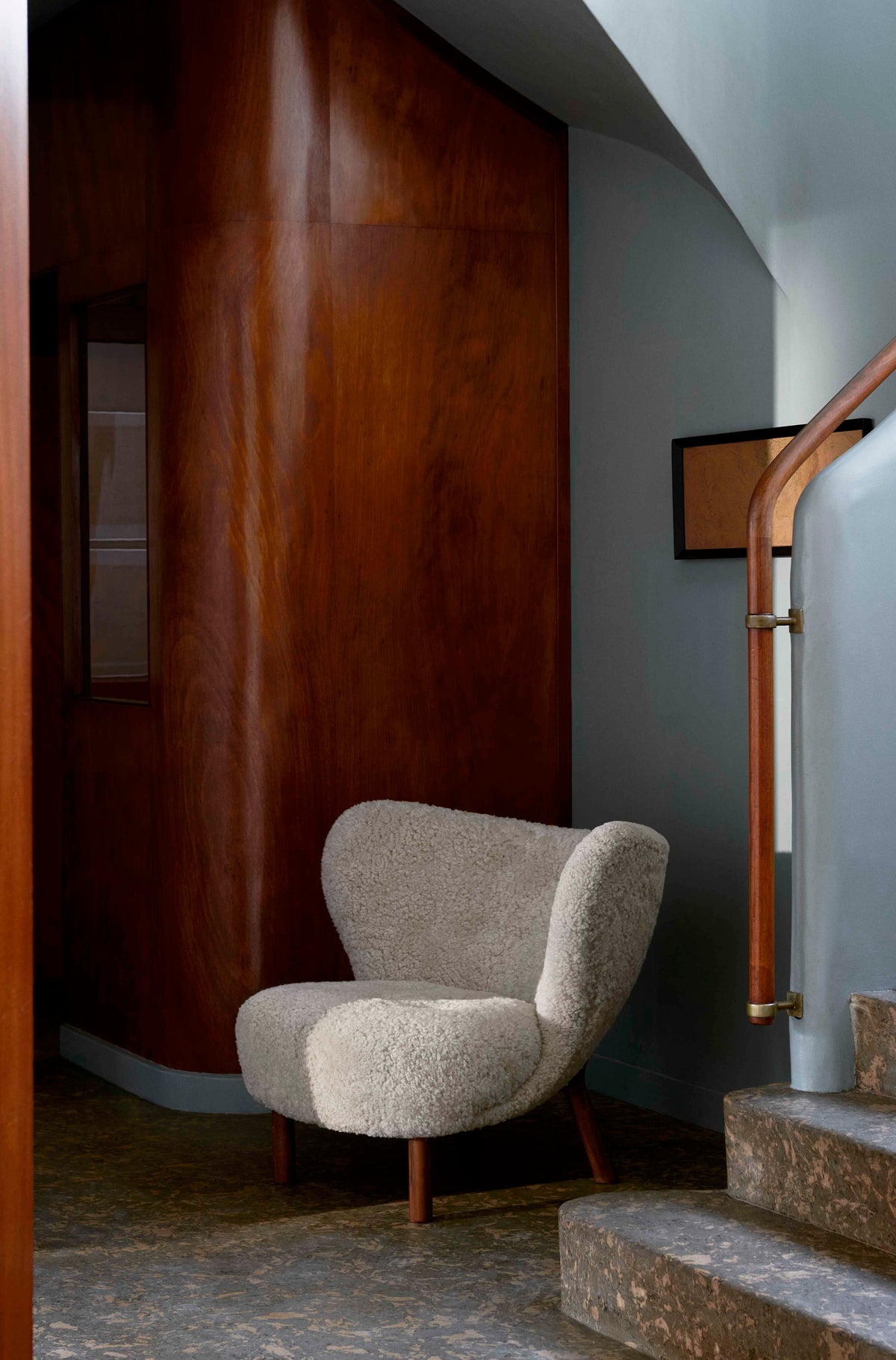 Fauteuil LITTLE PETRA VB1 gestoffeerd met een eiken basis