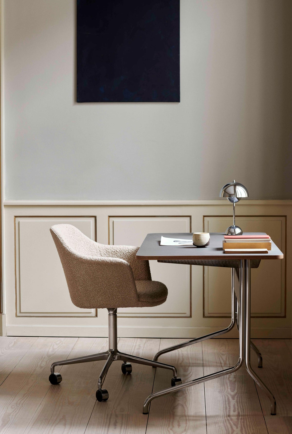Bureau PAVILION met een zwart linoleumblad, zwart eiken afwerking en een zwarte stalen basis