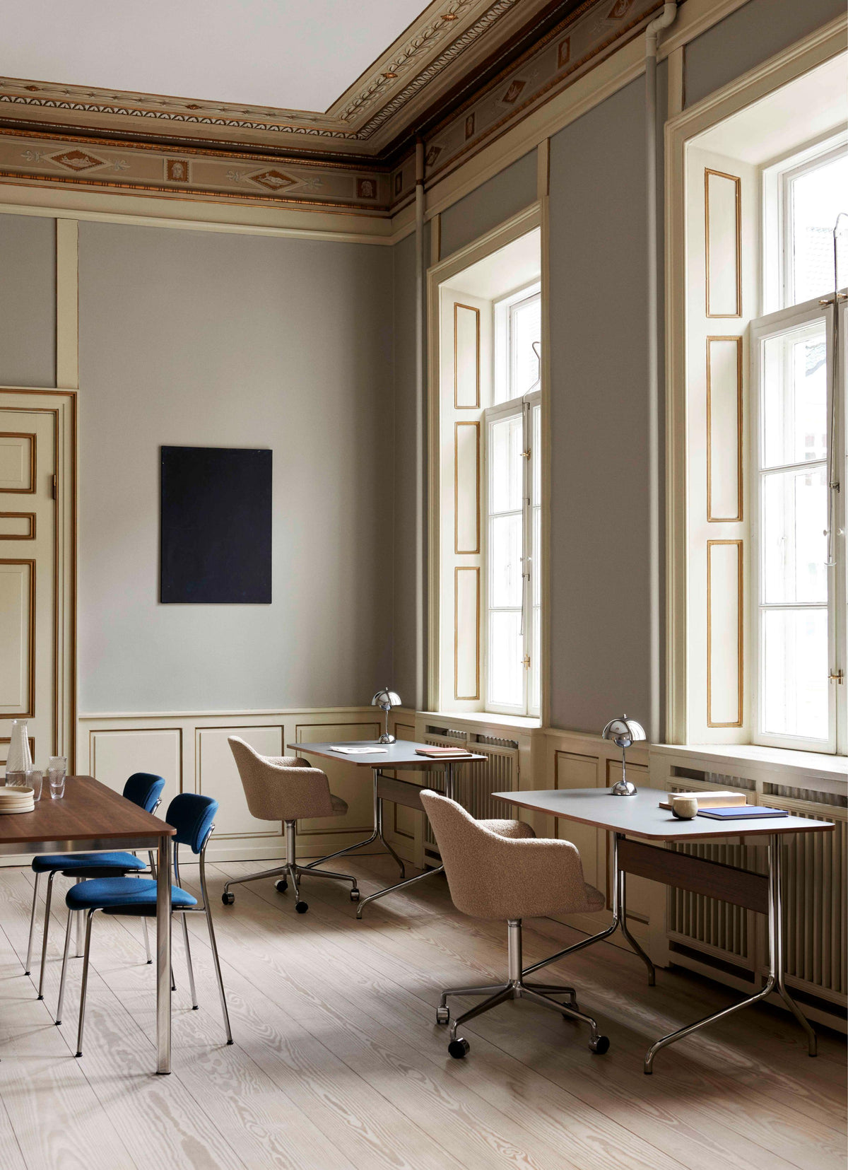 Bureau PAVILION met een zwart linoleumblad, zwart eiken afwerking en een zwarte stalen basis
