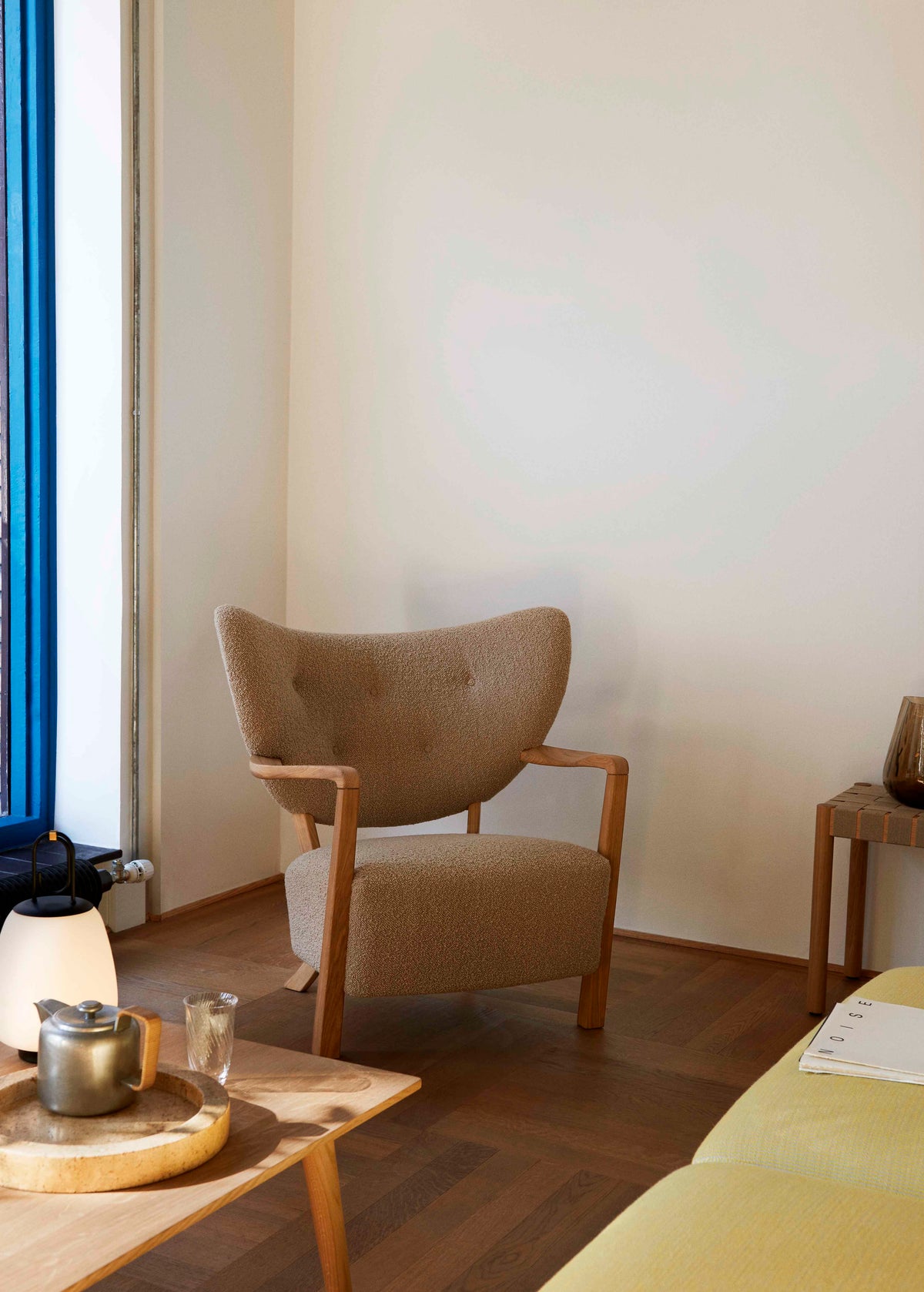 WULFF ATD2 fauteuil gestoffeerd met een eiken basis