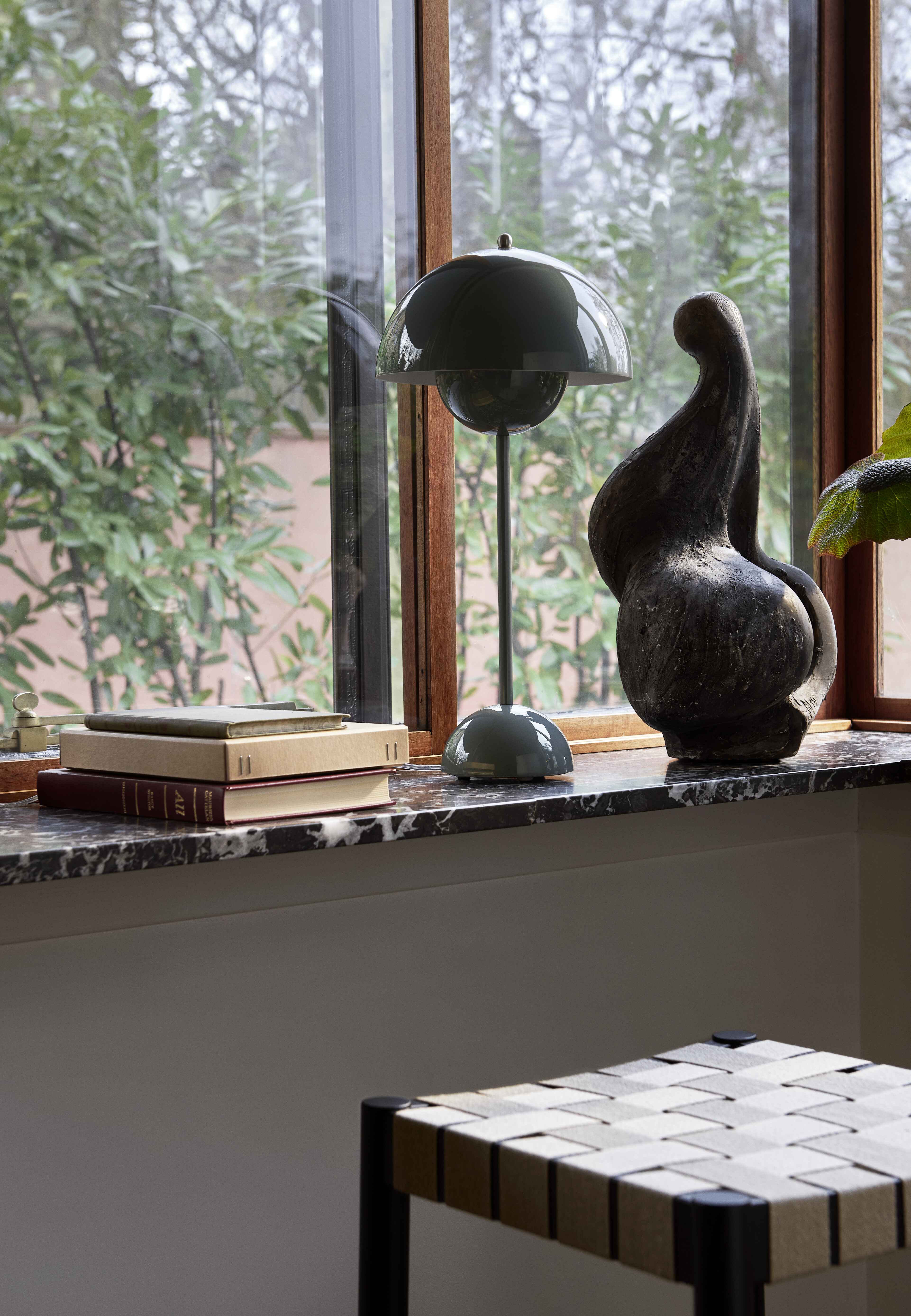 Hocker BETTY met beige geweven zitting en gerookt, geolied eikenhout