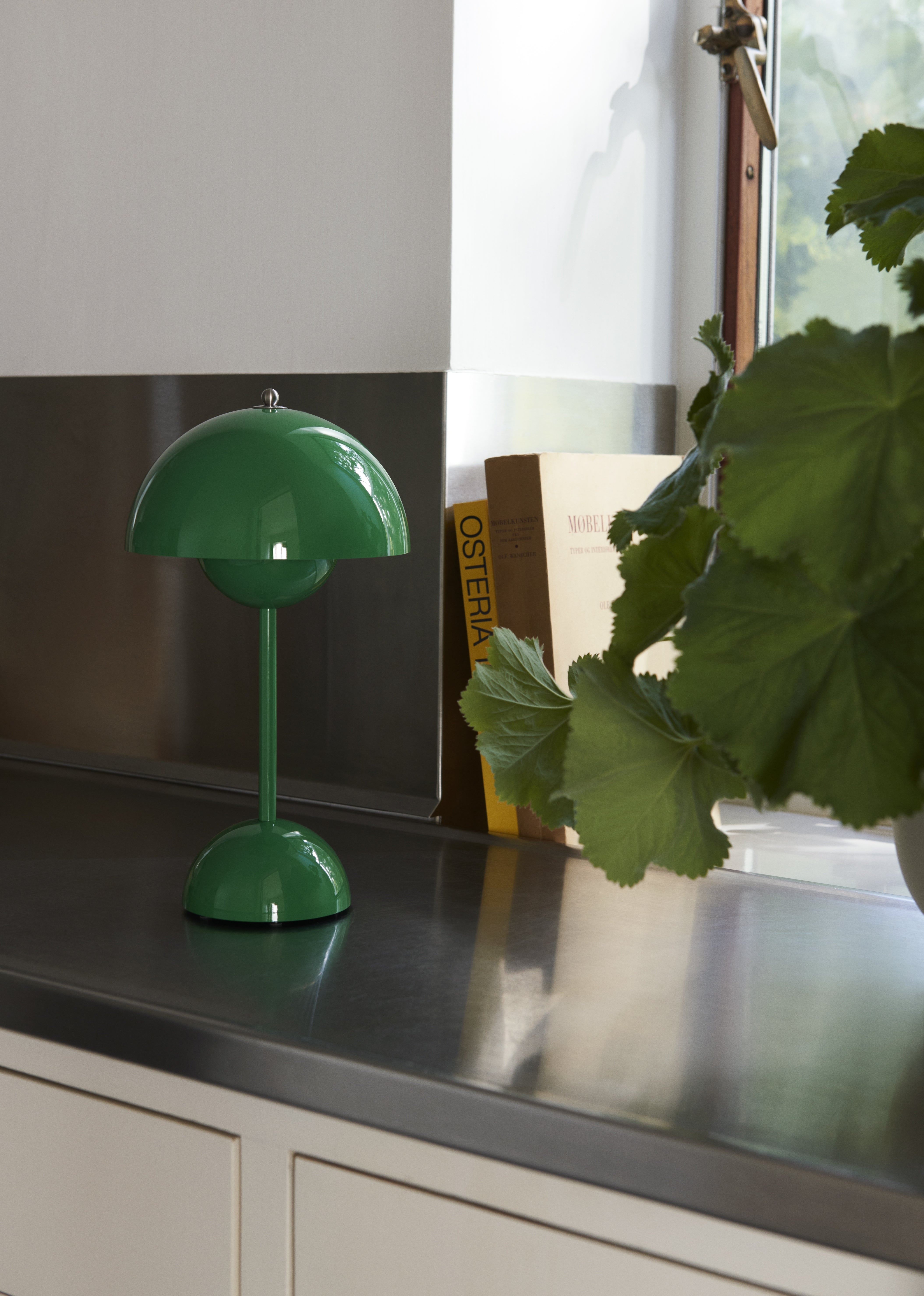 Draagbare lamp FLOWERPOT VP9 in intens groen