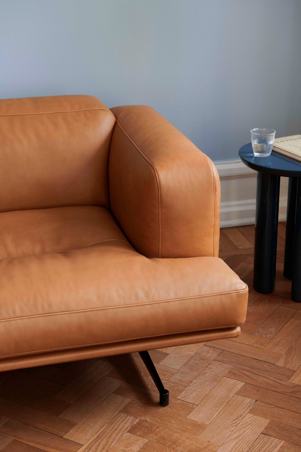 Sofa 3-zits INLAND AV23 gestoffeerd met een zwarte basis