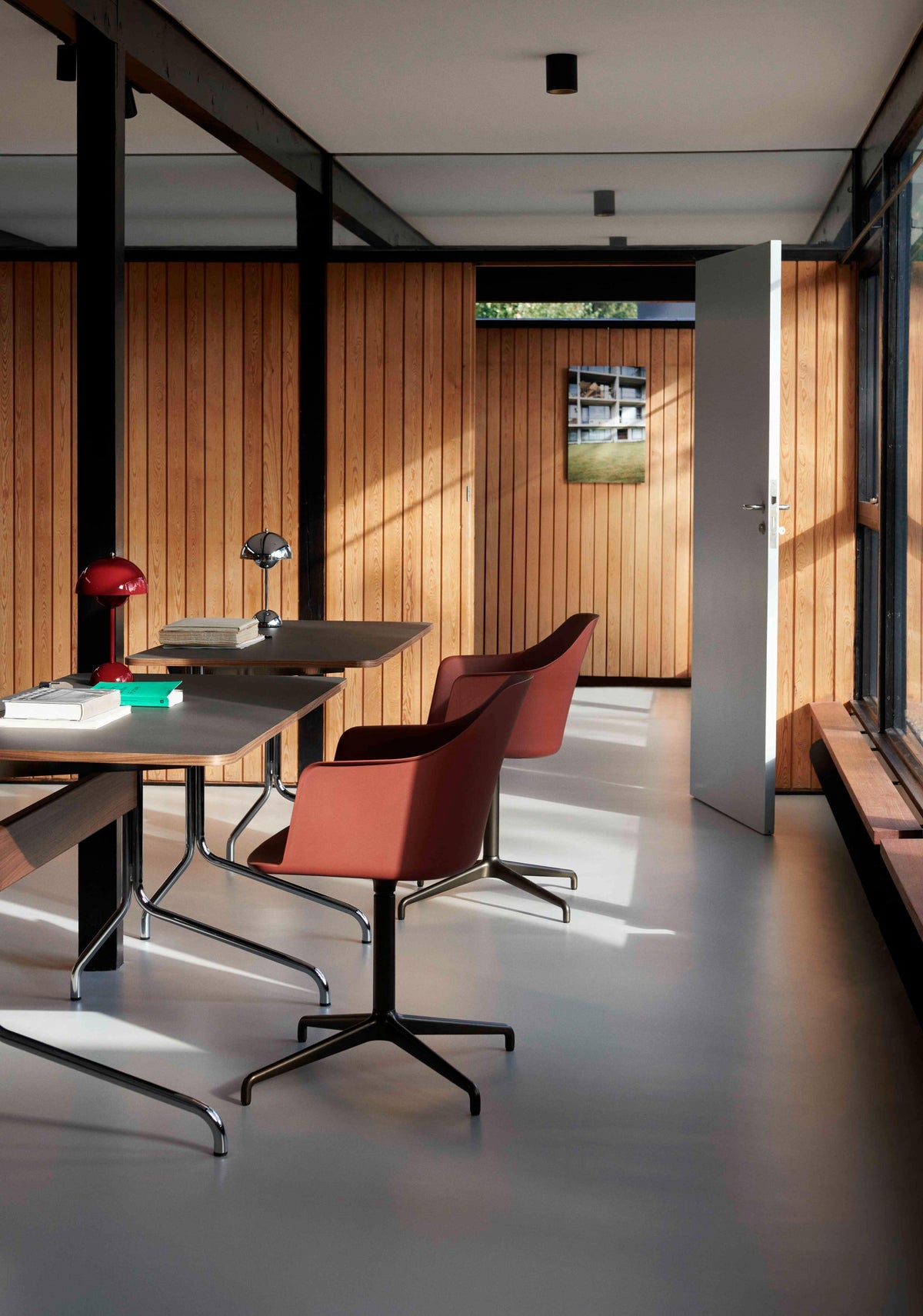 Bureau PAVILION met een zwart linoleumblad, zwart eiken afwerking en een zwarte stalen basis