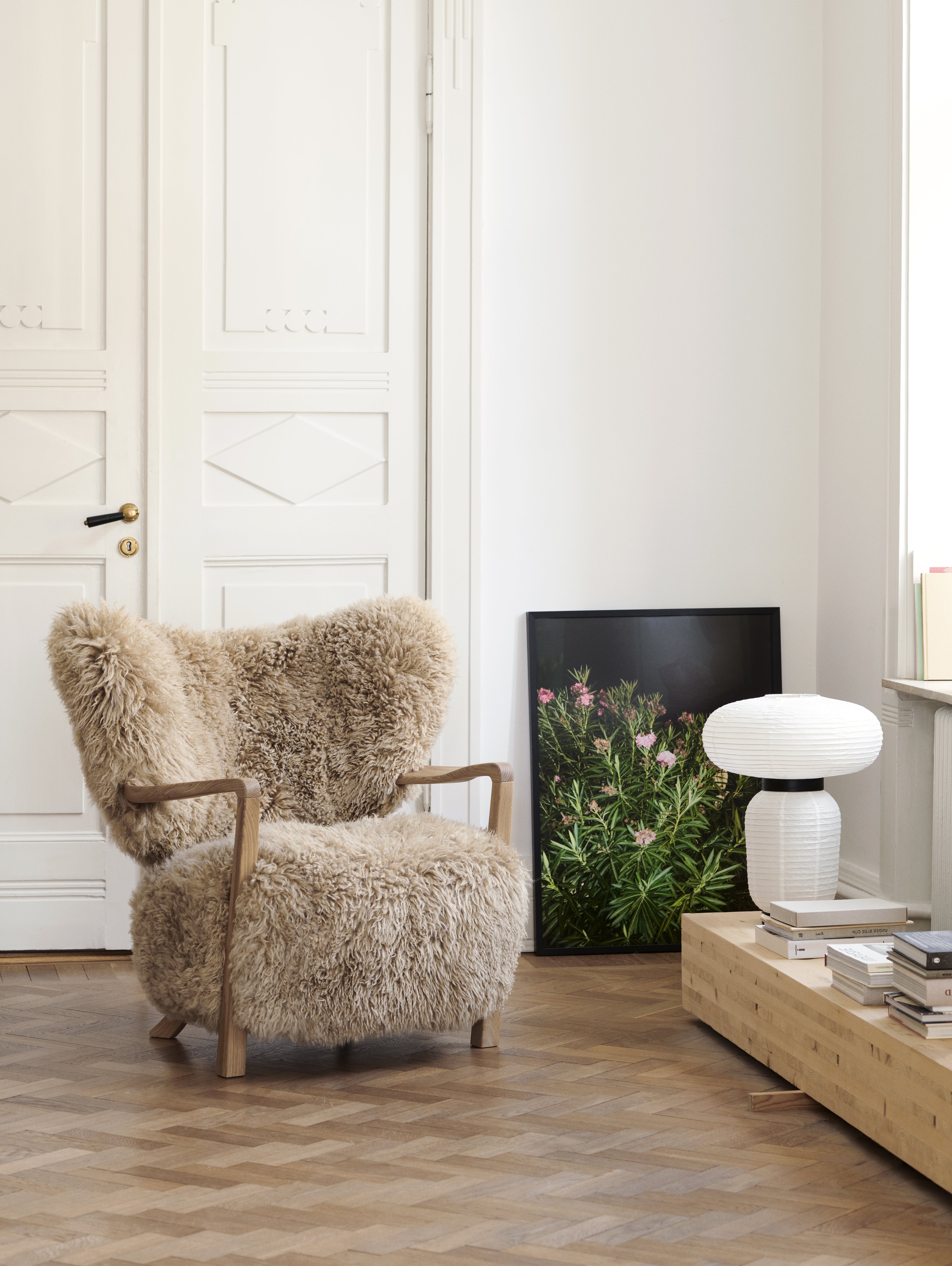 Tafellamp FORMAKAMI JH18 met witte papieren kap en zwart eiken afwerking
