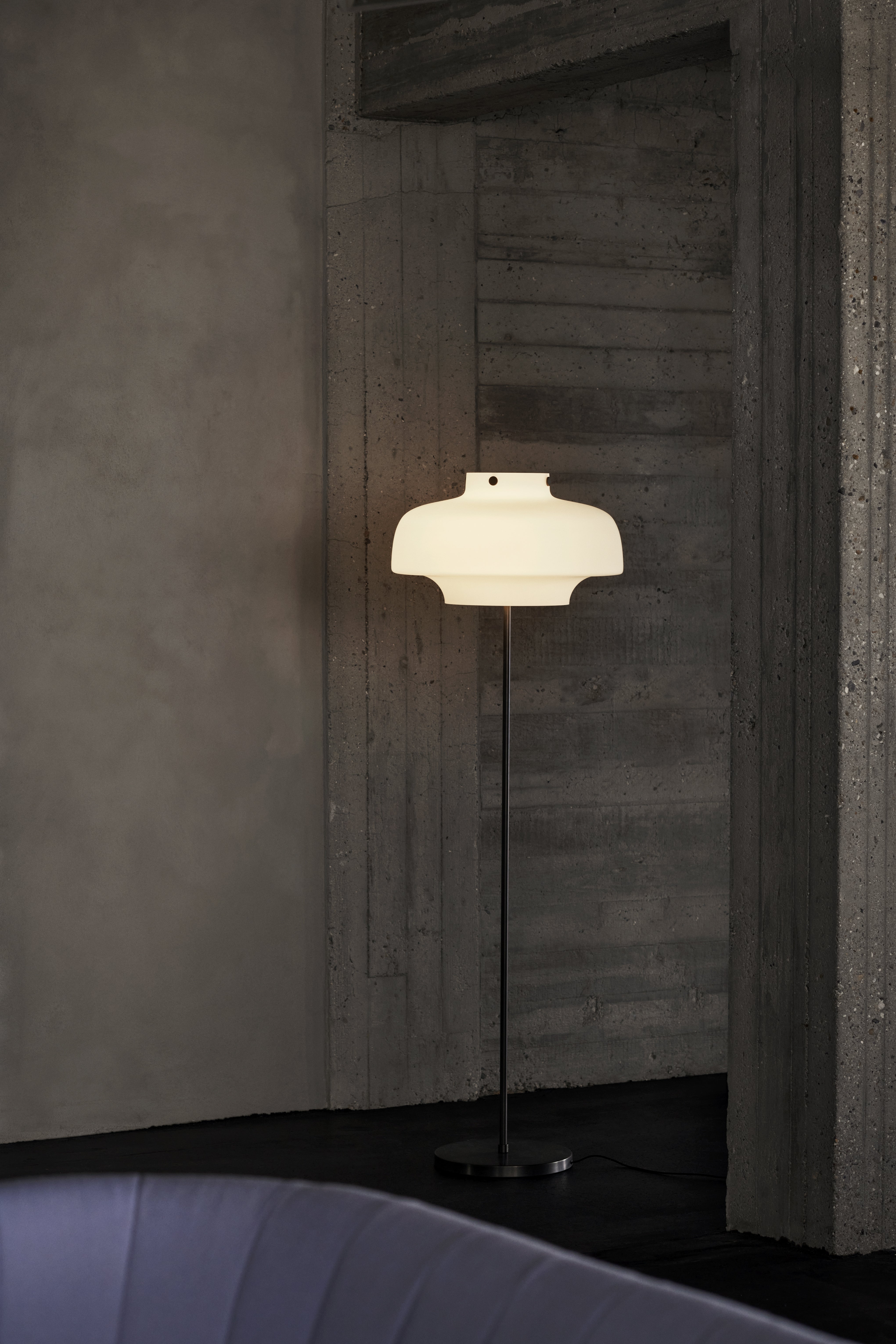Vloerlamp COPENHAGEN SC14 opal glazen kap met een bronskleurige basis
