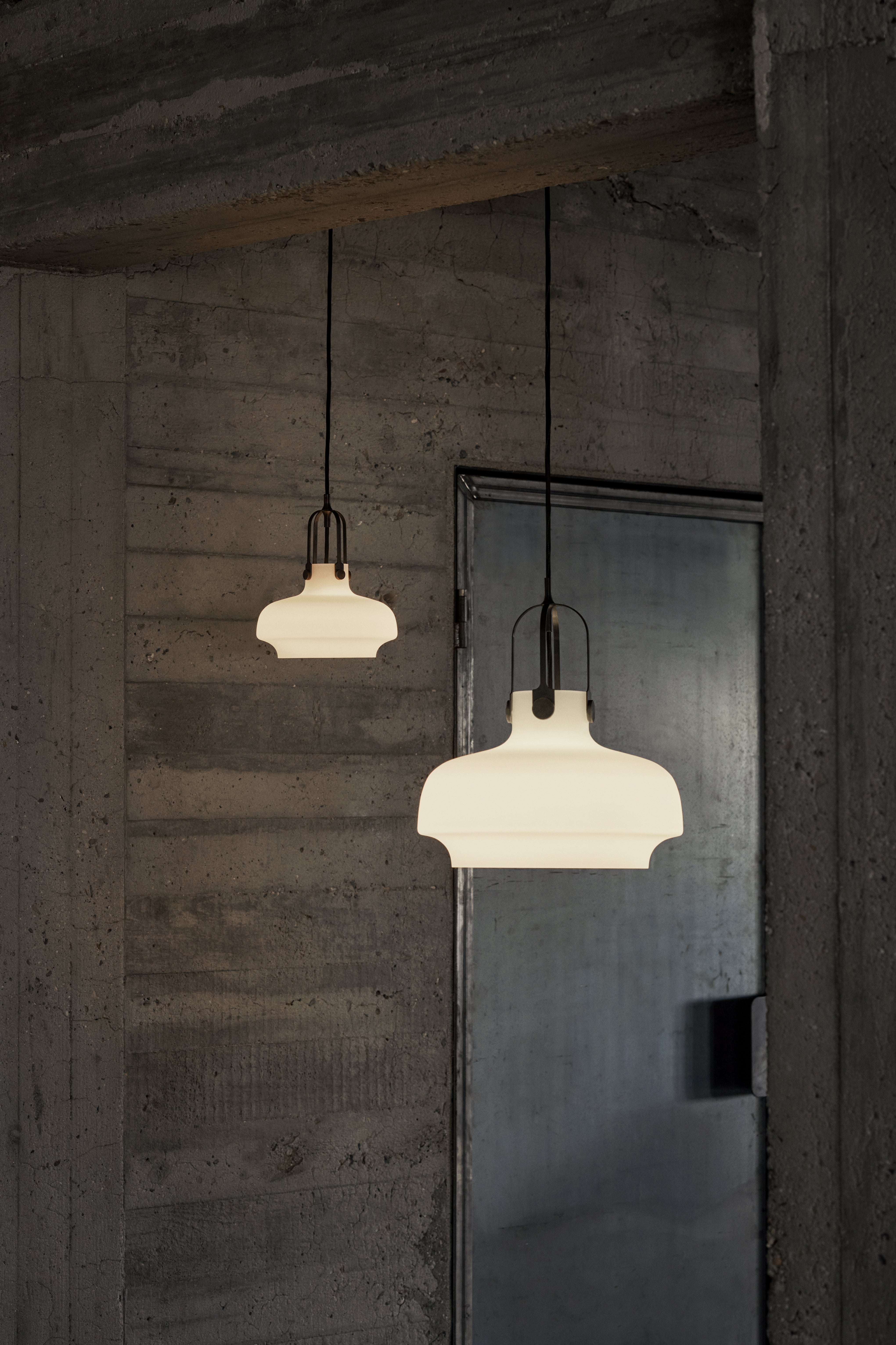 Hanglamp COPENHAGEN met opalen glazen kap en bronzen afwerking