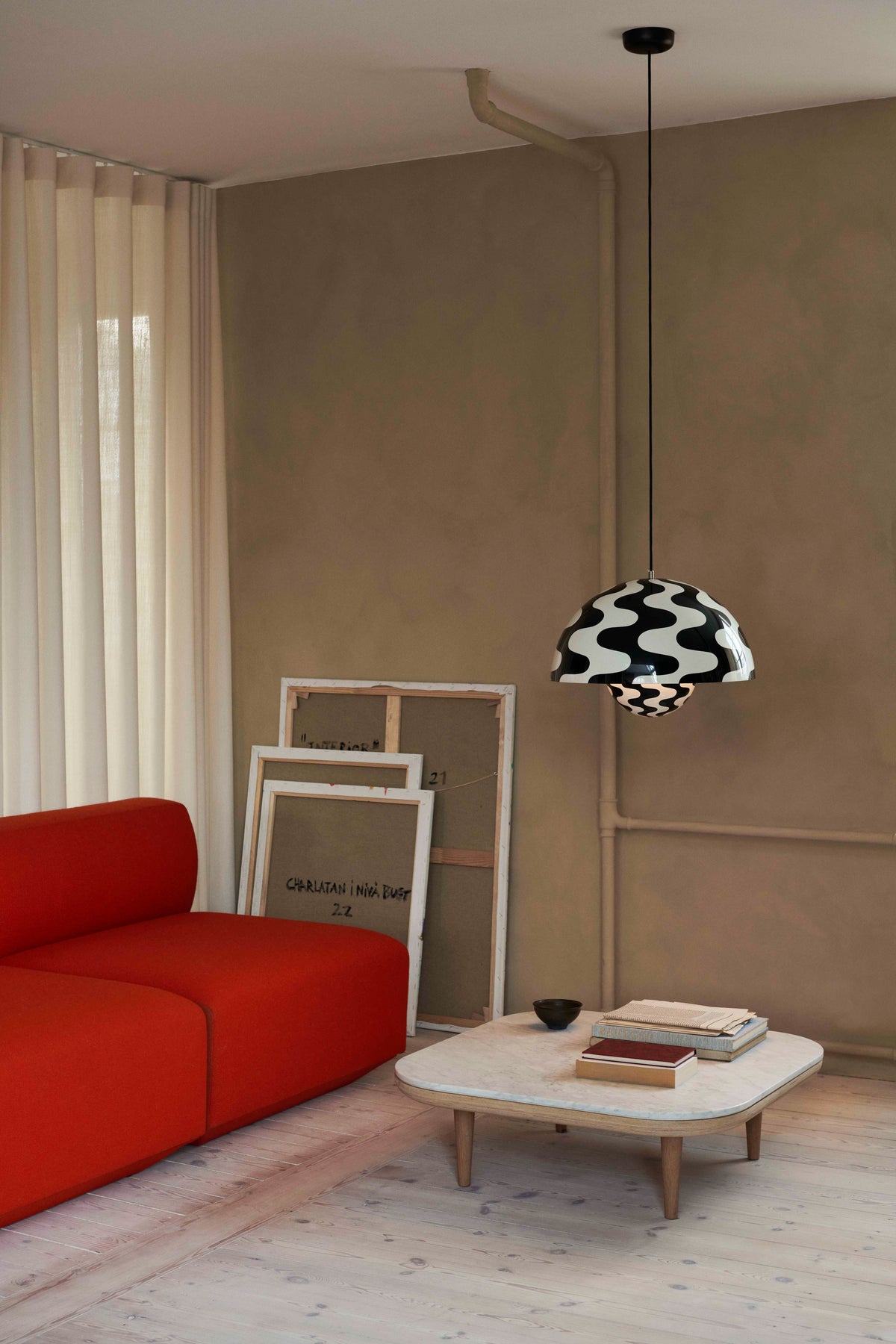 Vloerlamp FLY met wit marmeren blad en eiken basis