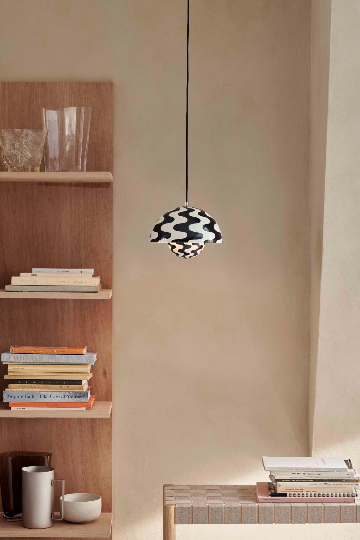 Bank BETTY met beige geweven zitting van gerookt, geolied eiken