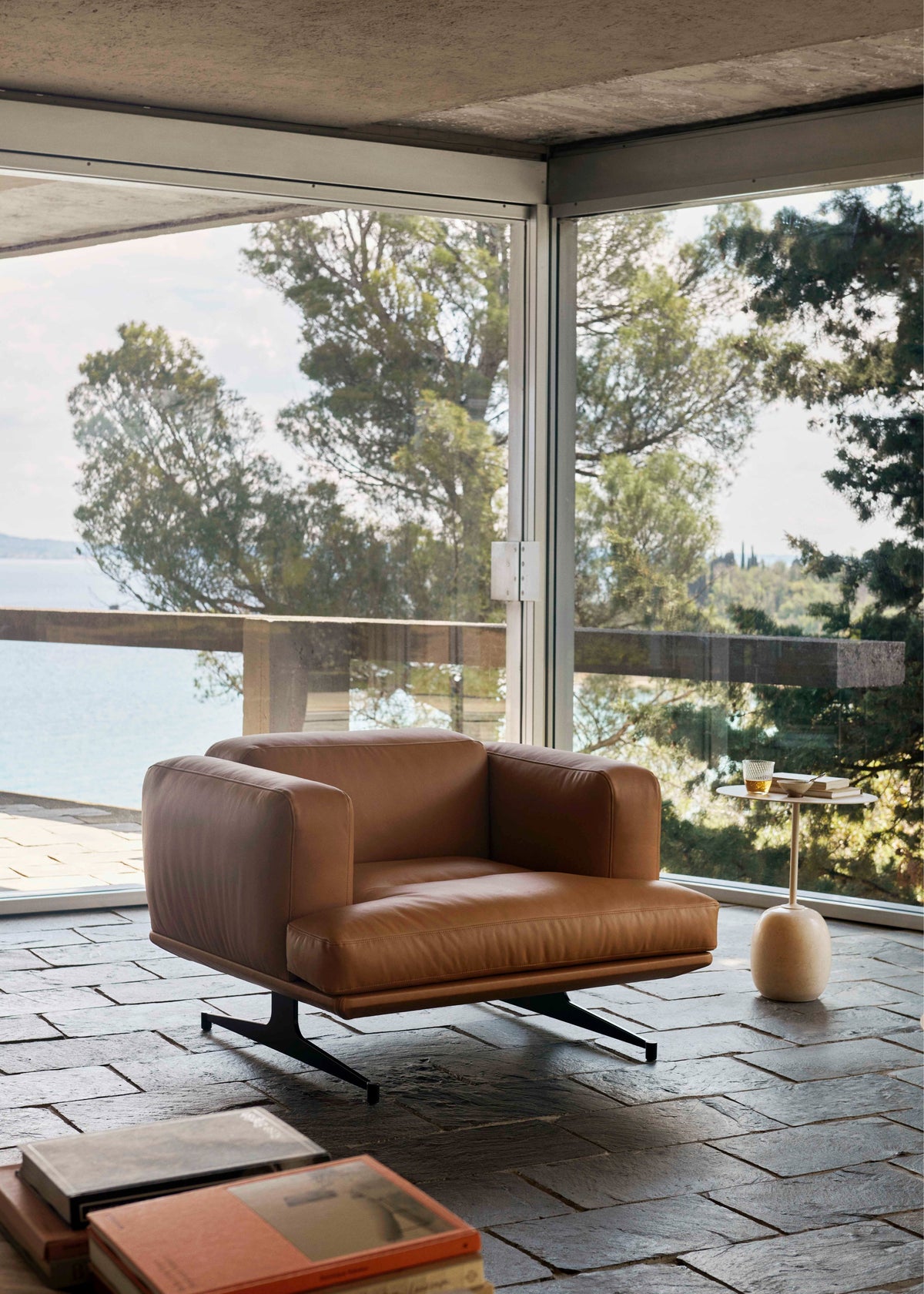 Fauteuil INLAND AV21 gestoffeerd met een aluminium basis
