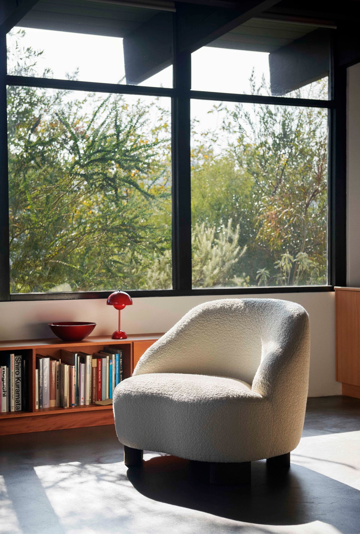 Fauteuil MARGAS LC1 gestoffeerd met een zwarte eiken basis