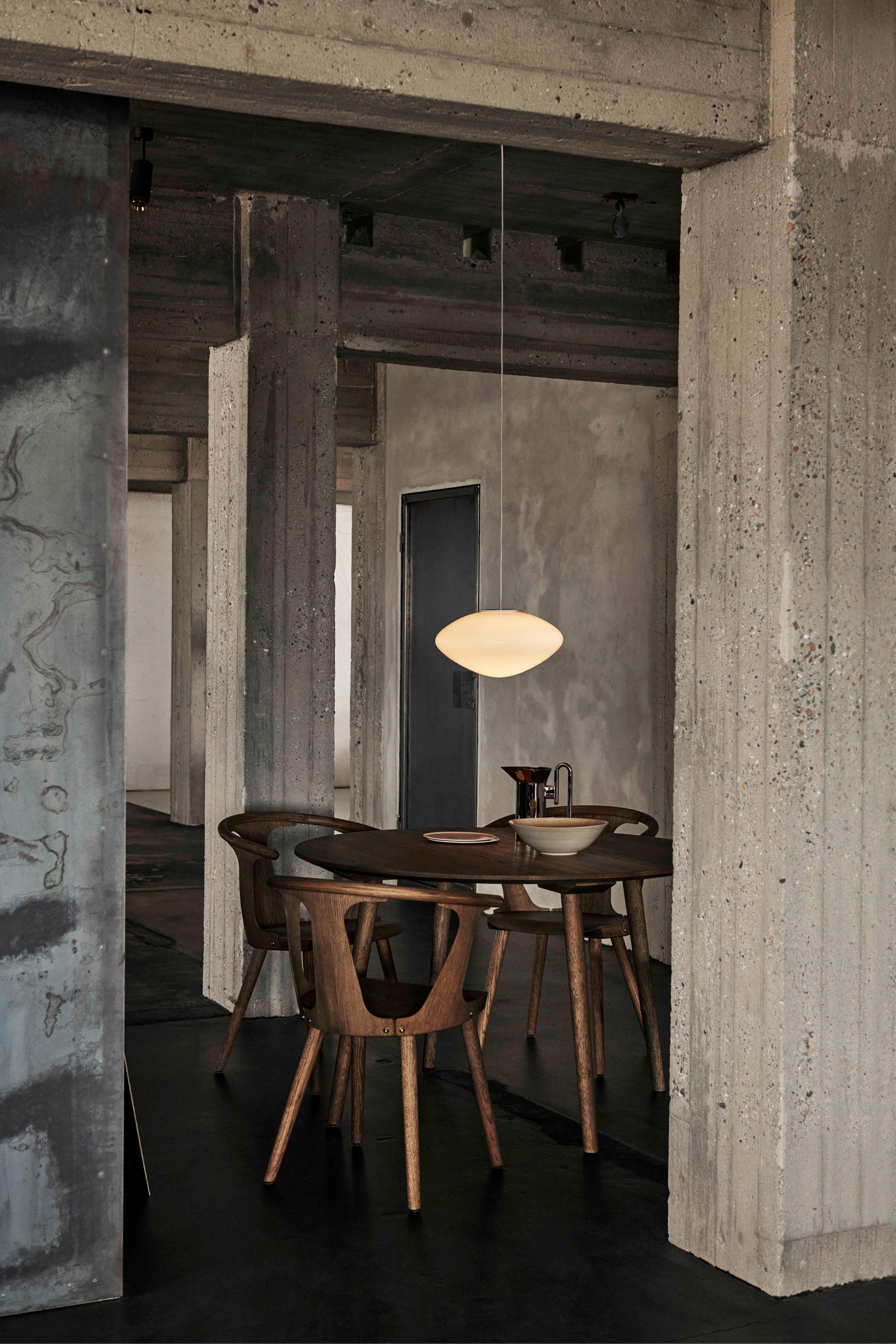 Ronde tafel IN BETWEEN zwart gelakt eiken