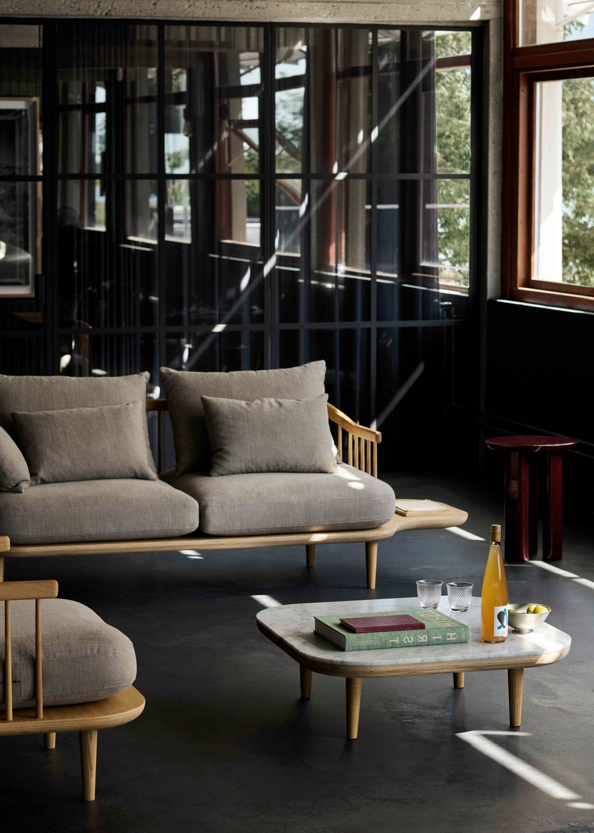 Sofa 3-zits FLY SC3 gestoffeerd met een gerookte eiken basis