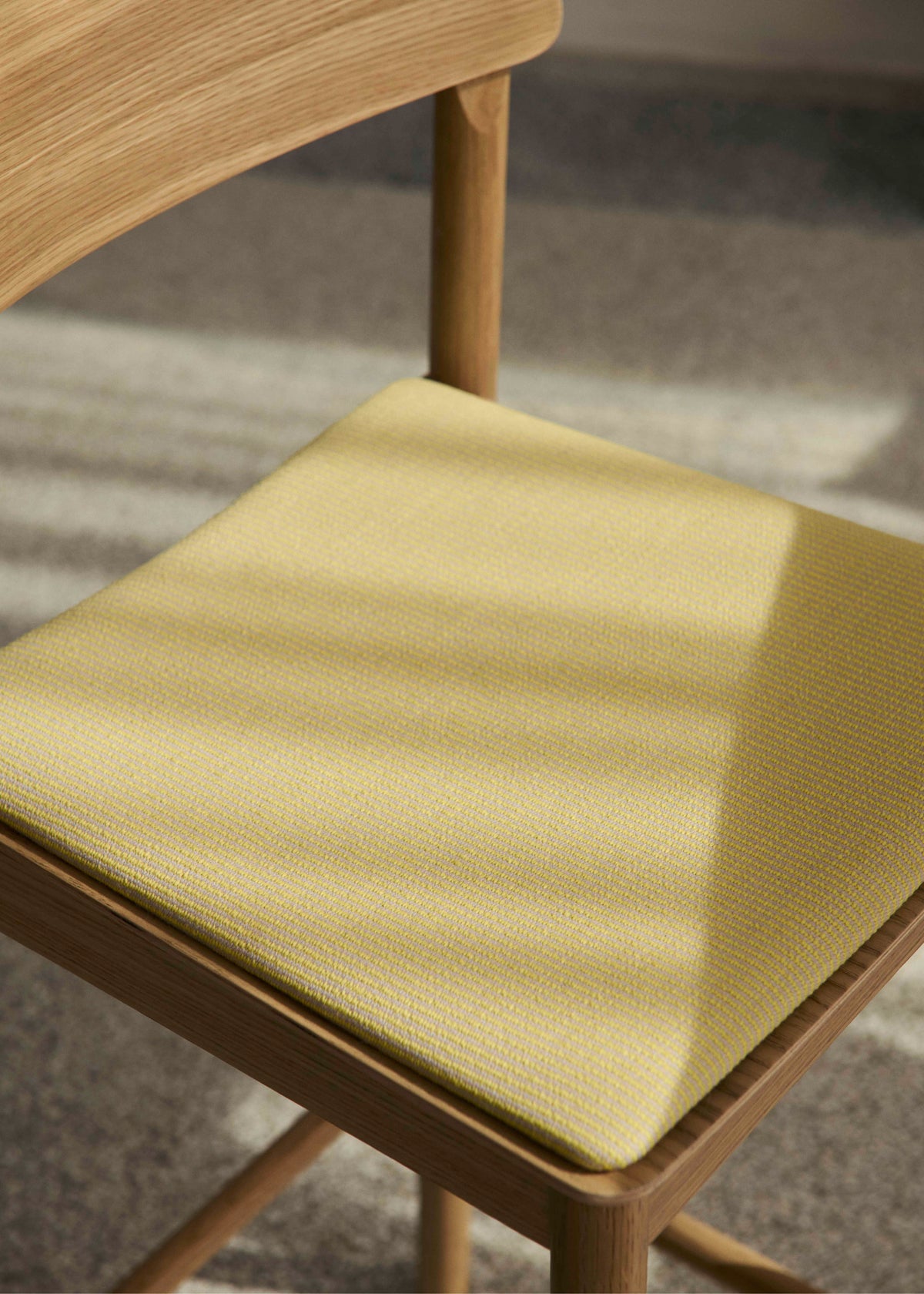 Hocker BETTY zwart gelakt esdoorn met een gestofferde zitting