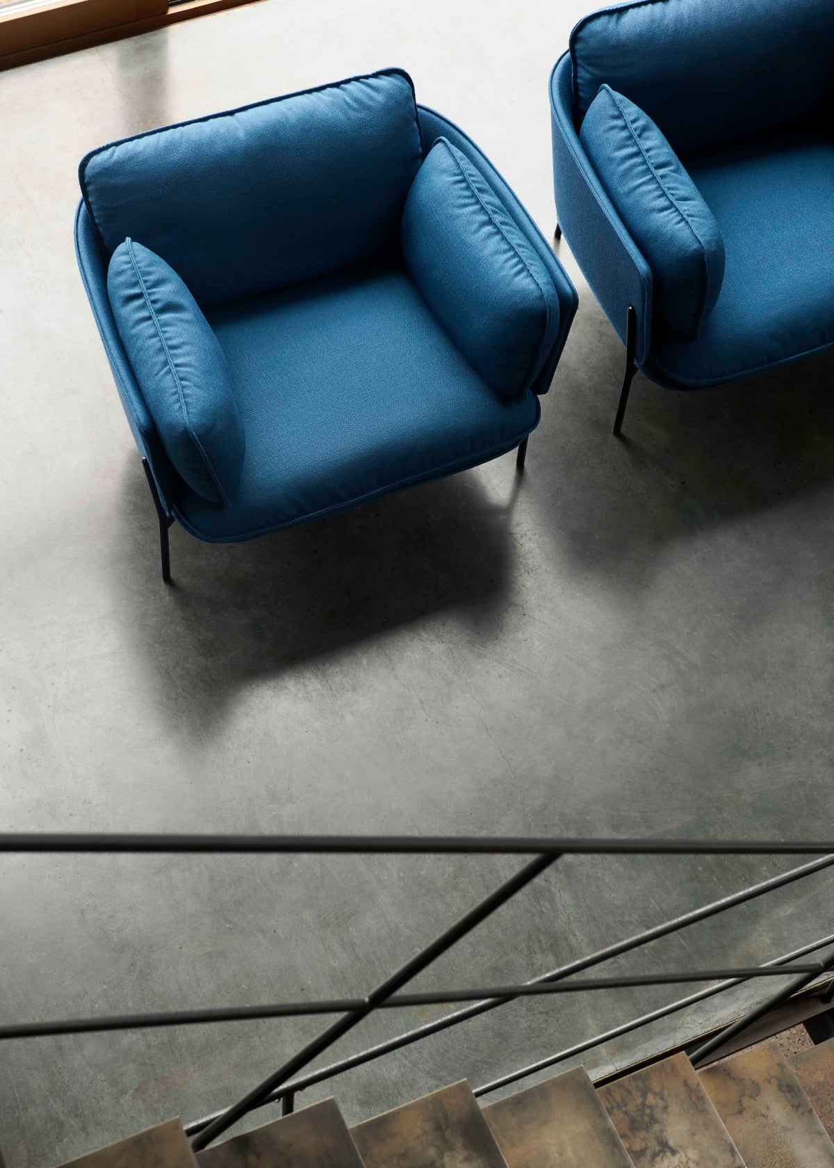 Fauteuil CLOUD LN1 gestoffeerd met een verchroomde basis