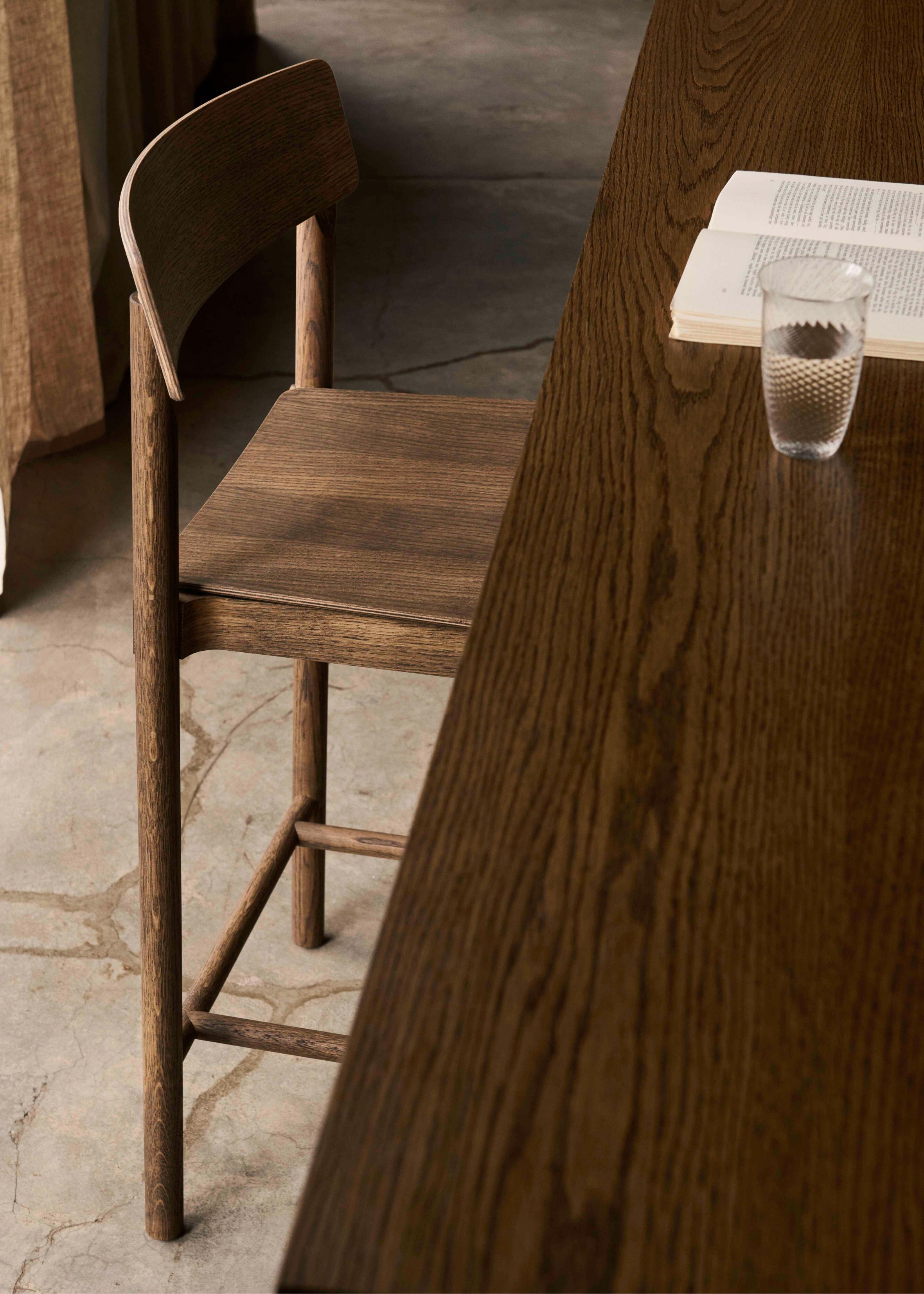 Hocker BETTY van zwart gelakt essenhout