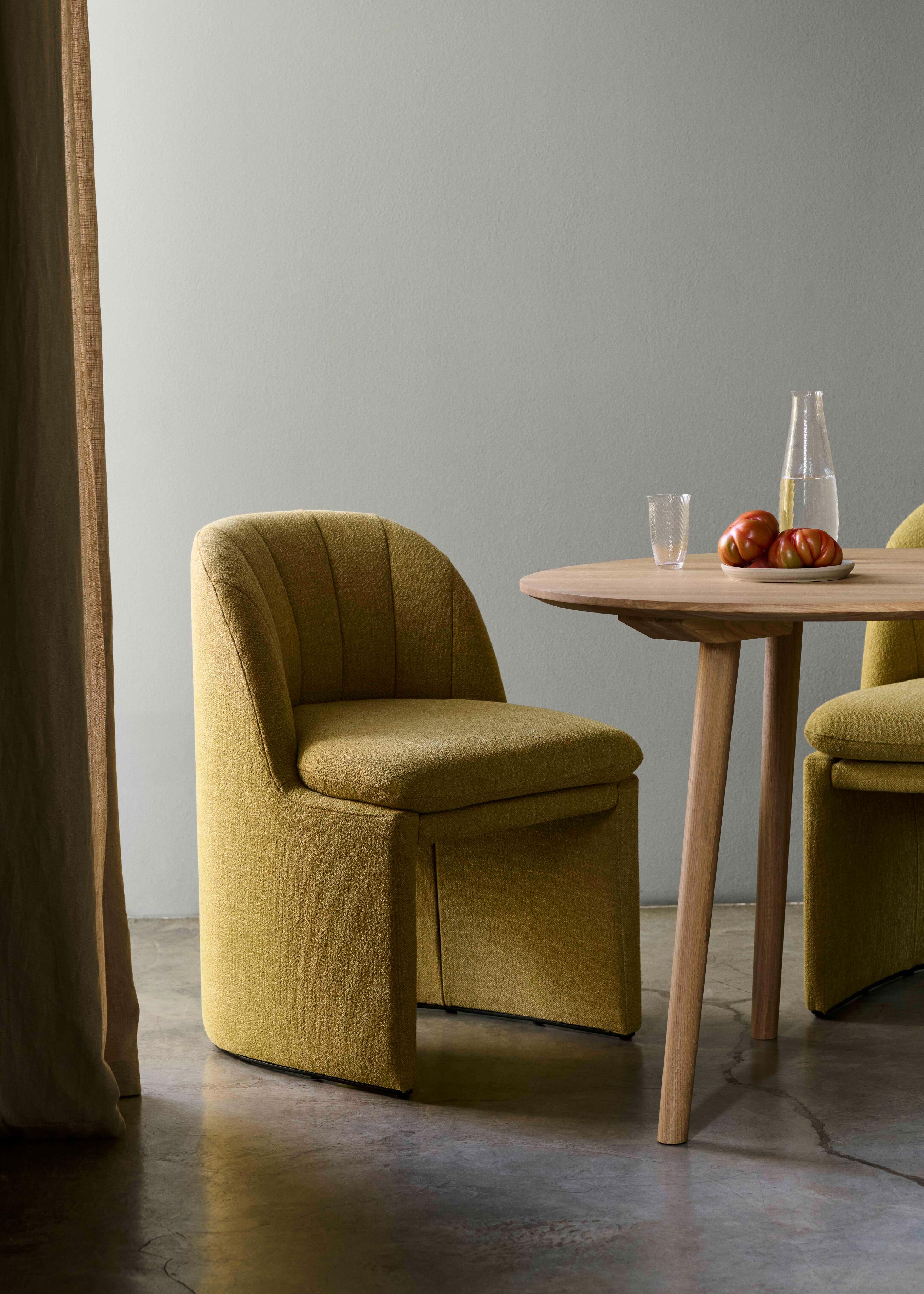 Ronde tafel IN BETWEEN zwart gelakt eiken