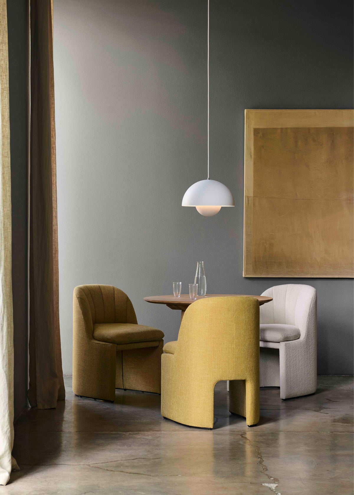 Ronde tafel IN BETWEEN zwart gelakt eiken