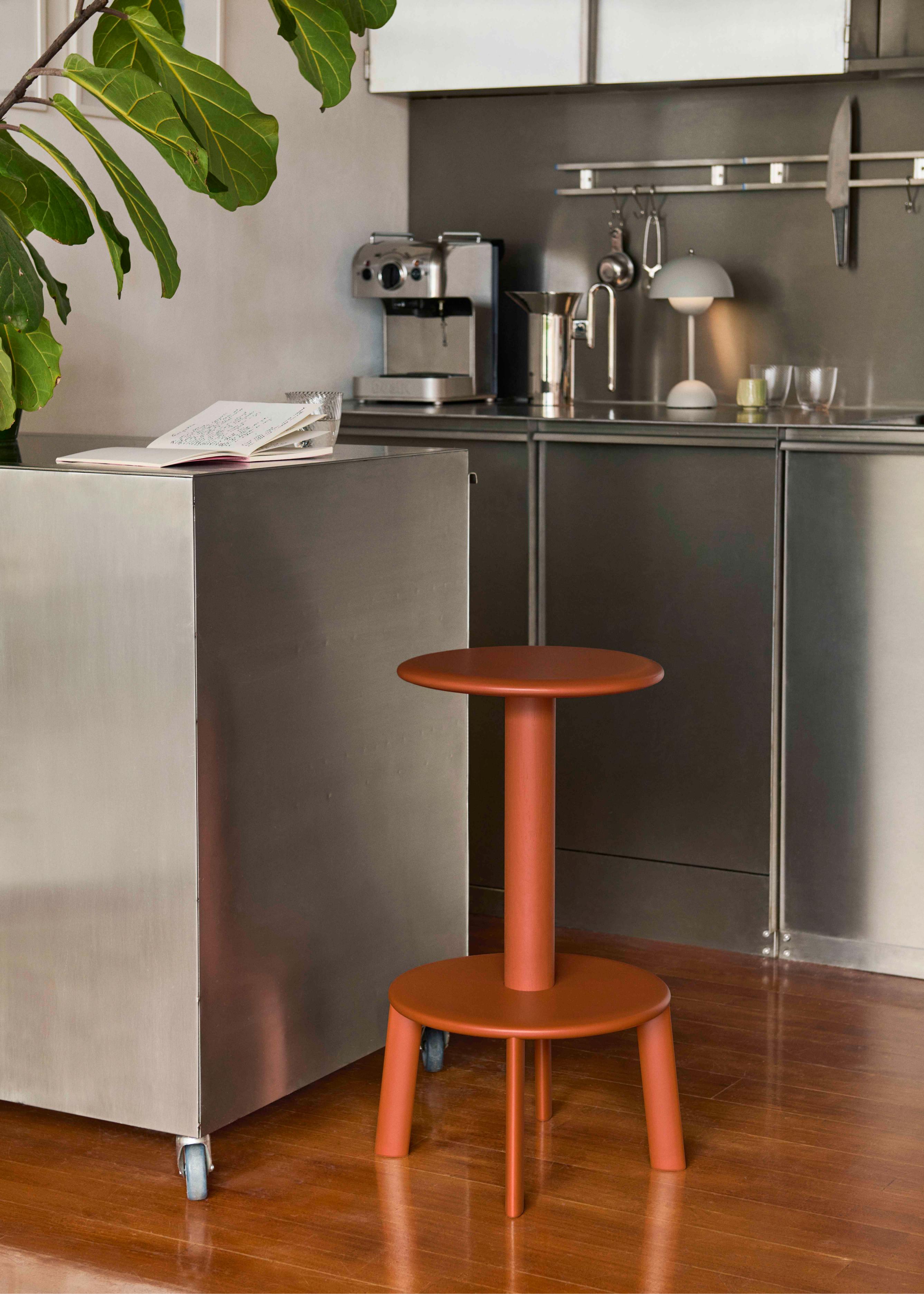 Hocker MASSIF gelakt eiken met een beige stalen basis