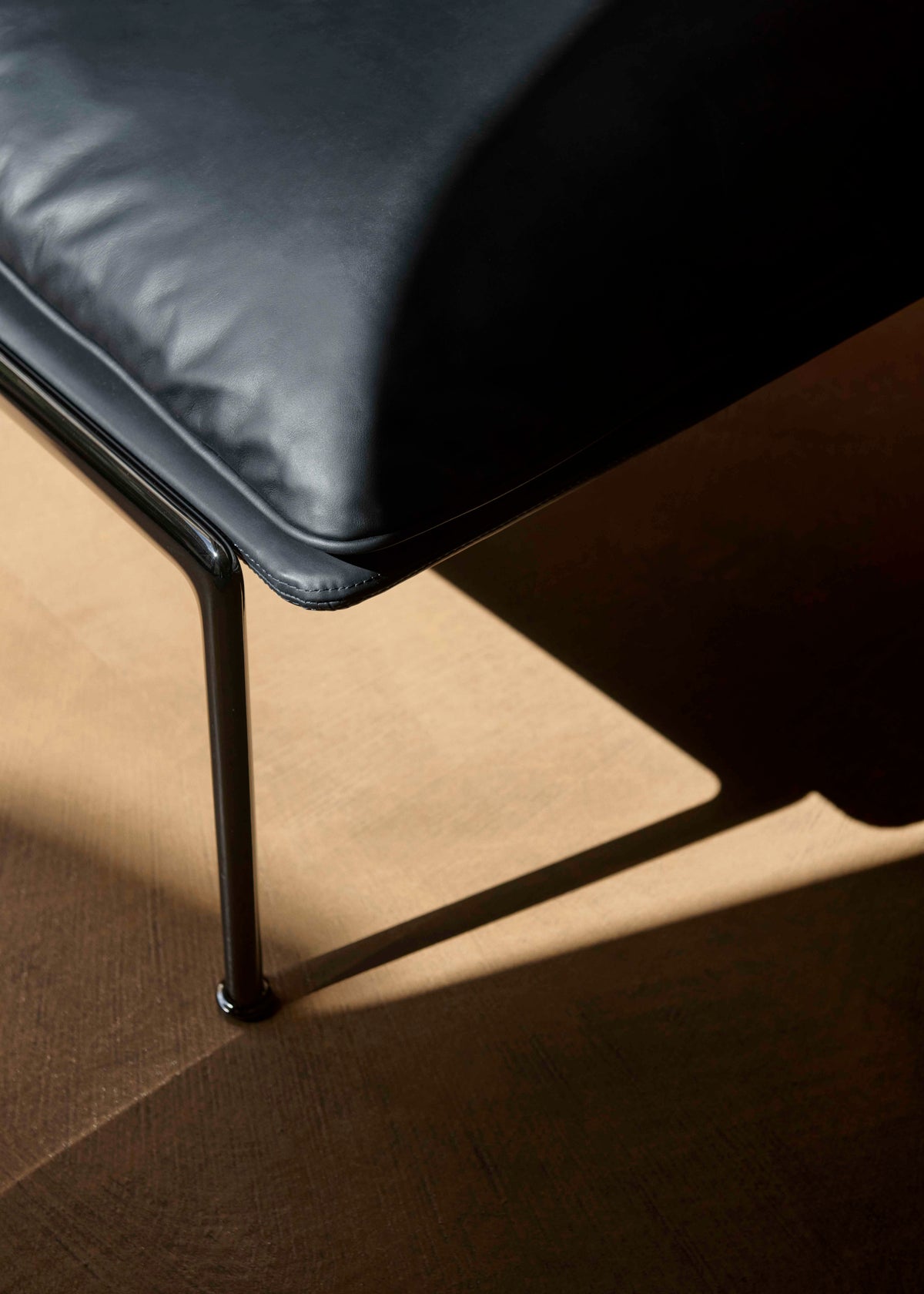 Fauteuil MUNO LN18 gestoffeerd met een zwarte basis