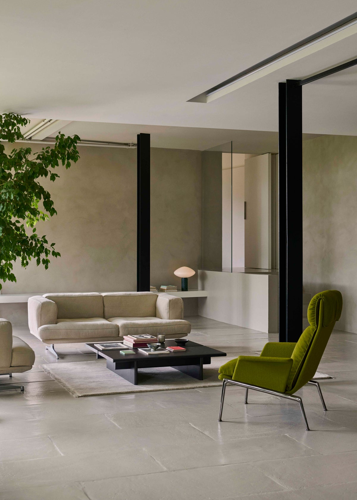 Gevoerde MUNO LN17 fauteuil met een zwarte basis