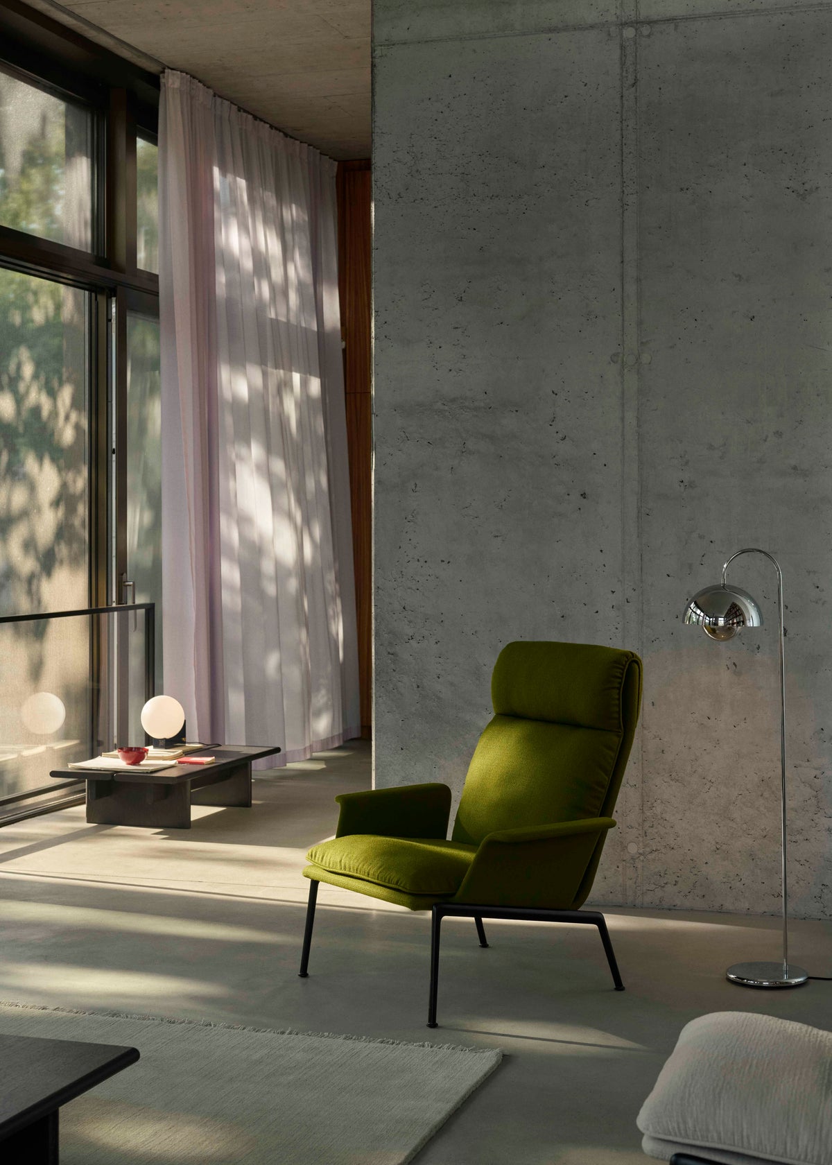 Gevoerde MUNO LN17 fauteuil met een zwarte basis