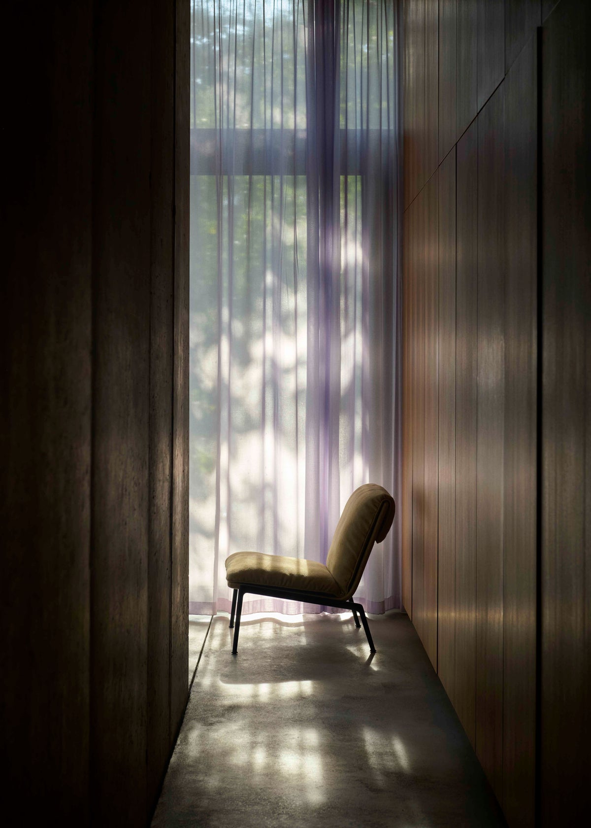 Fauteuil MUNO LN18 gestoffeerd met een zwarte basis