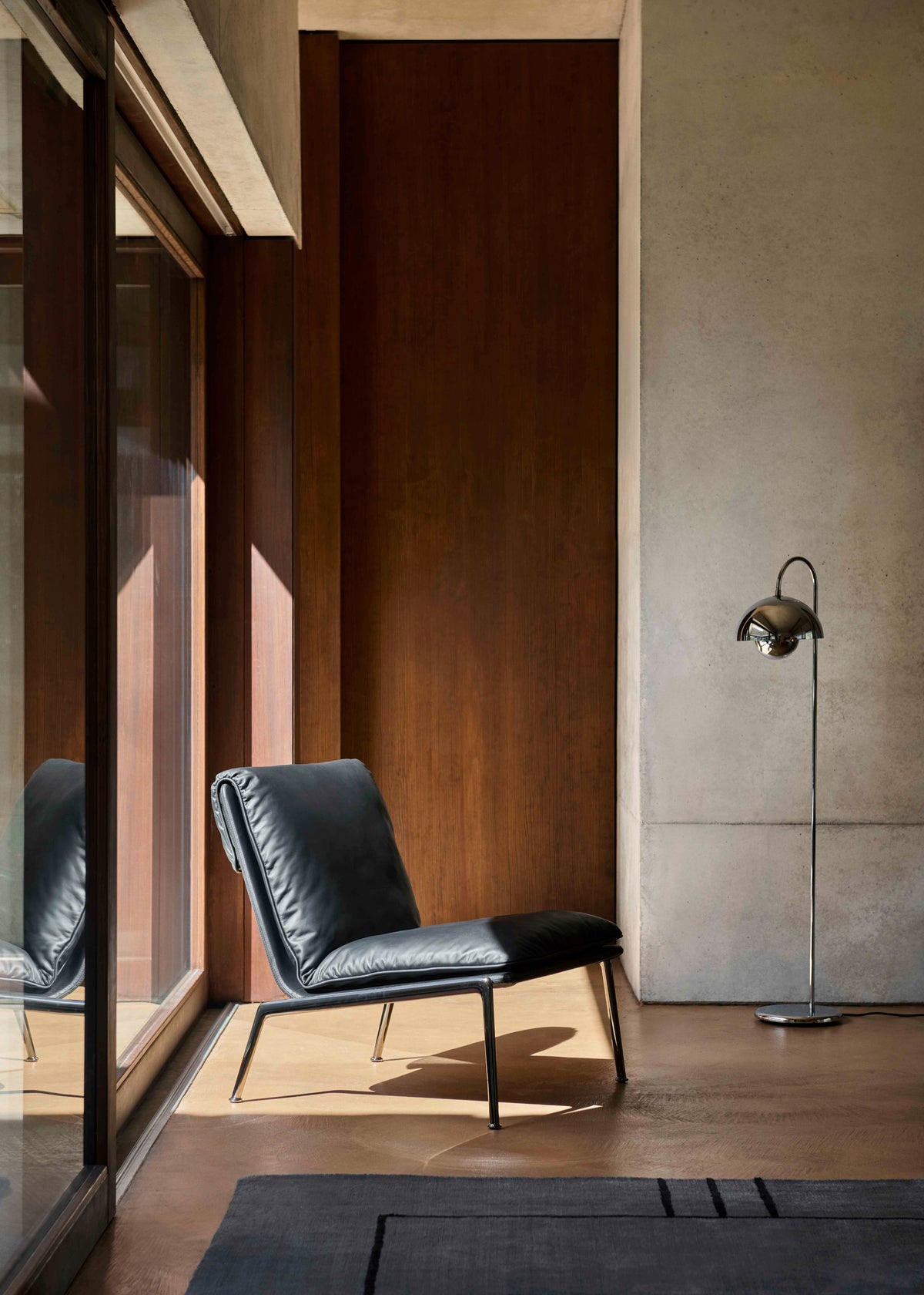 Fauteuil MUNO LN18 gestoffeerd met een zwarte basis