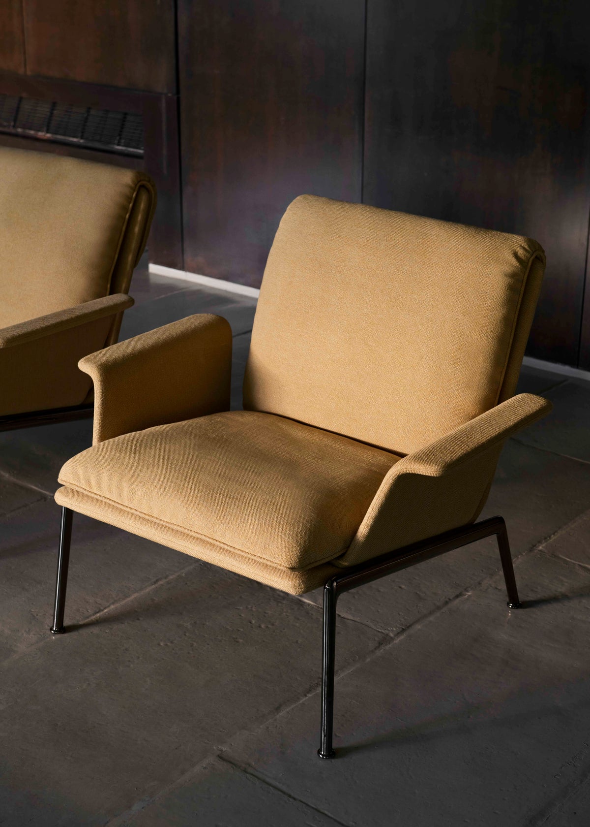 Fauteuil MUNO LN19 gestoffeerd met een zwarte basis