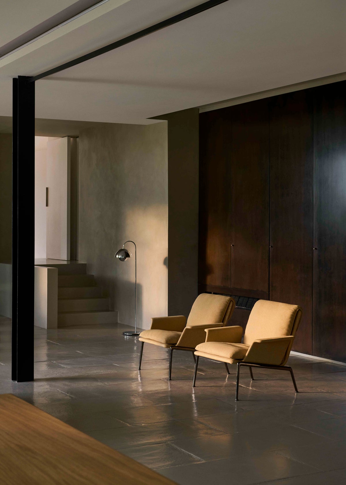 Fauteuil MUNO LN19 gestoffeerd met een zwarte basis