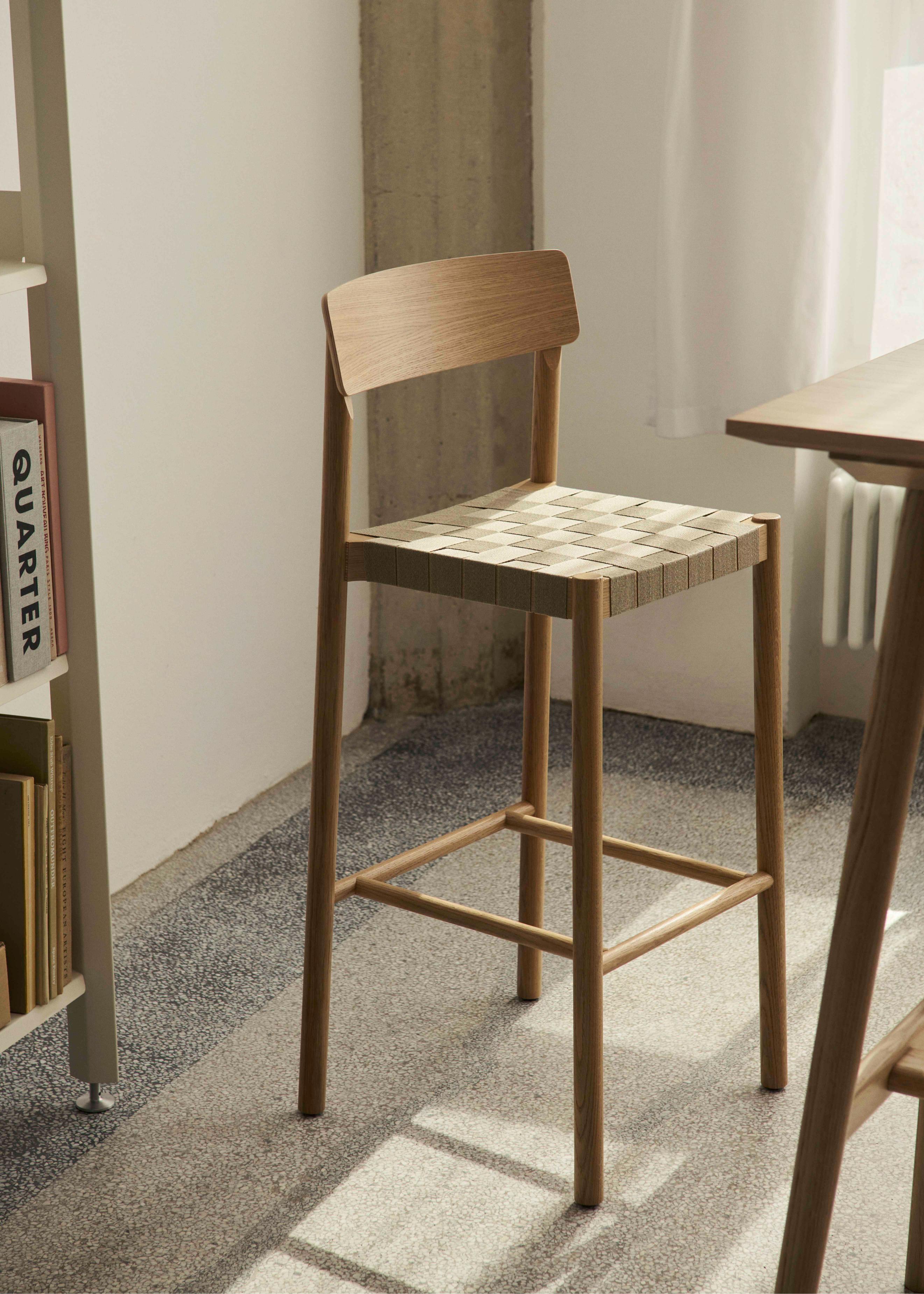 Hocker BETTY beige geweven zitting met gerookt geolied eiken