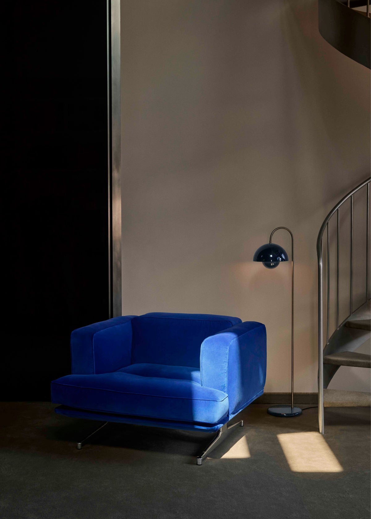 Fauteuil INLAND AV21 gestoffeerd met een aluminium basis