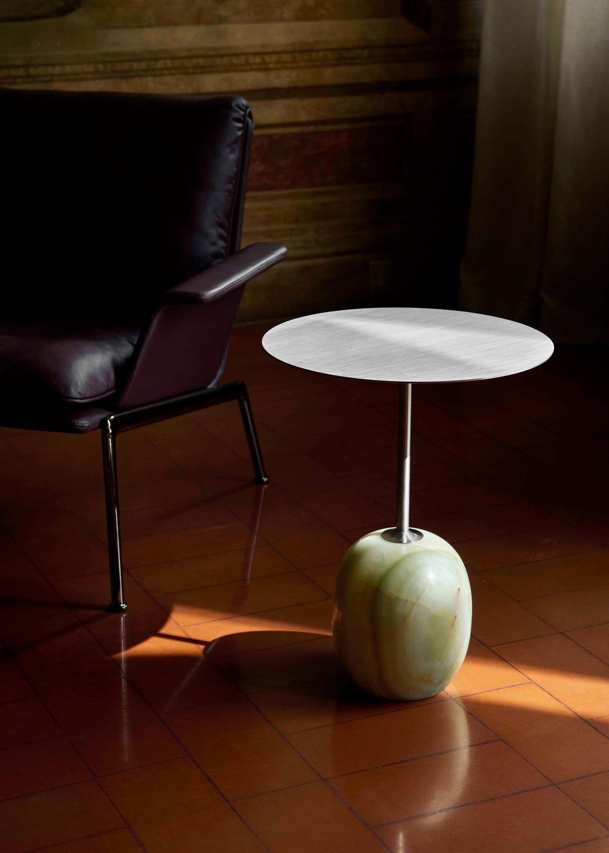 Fauteuil MUNO LN19 gestoffeerd met een zwarte basis
