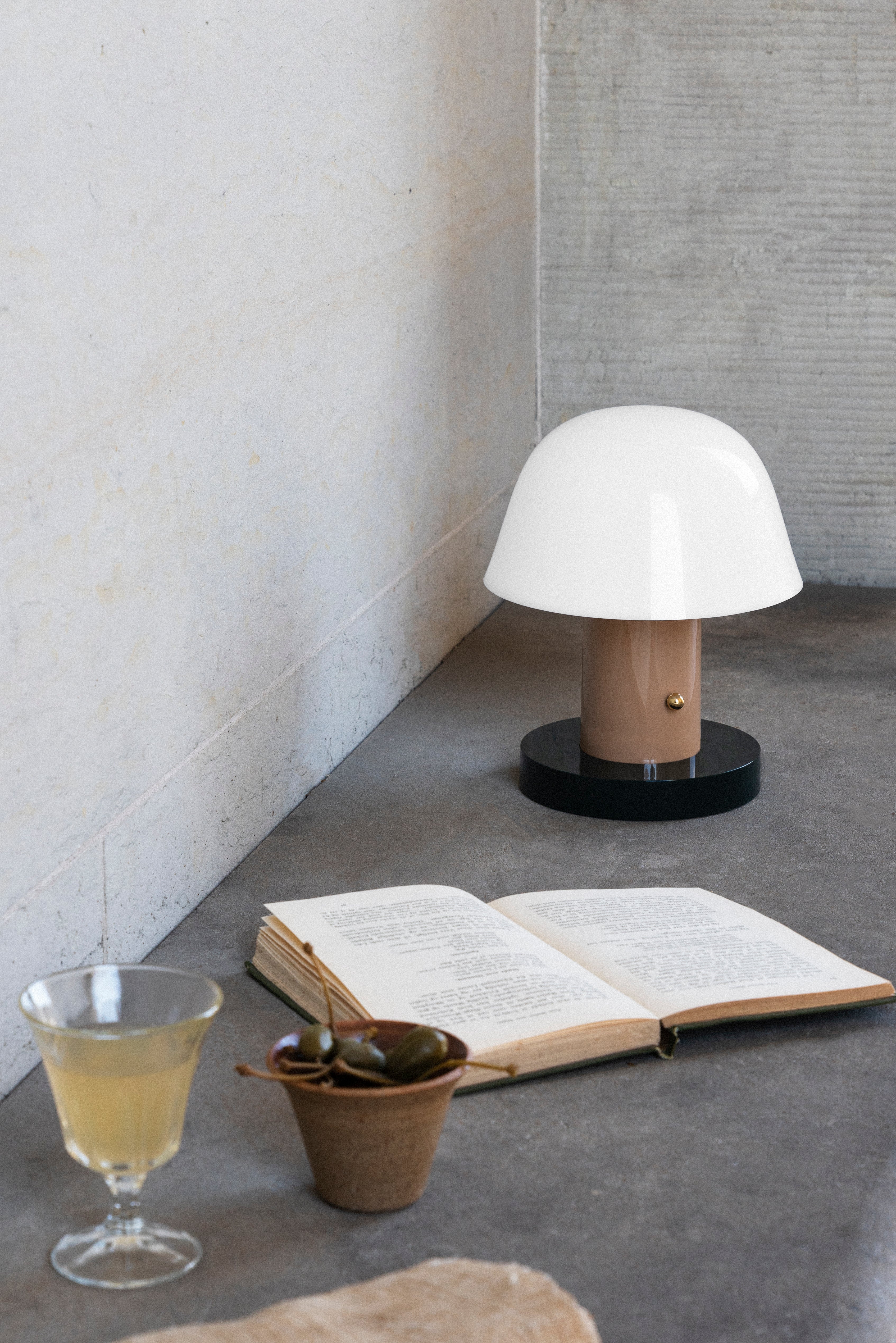 Draagbare lamp SETAGO JH27 met een crèmekleurige kap en een beige-groene voet.