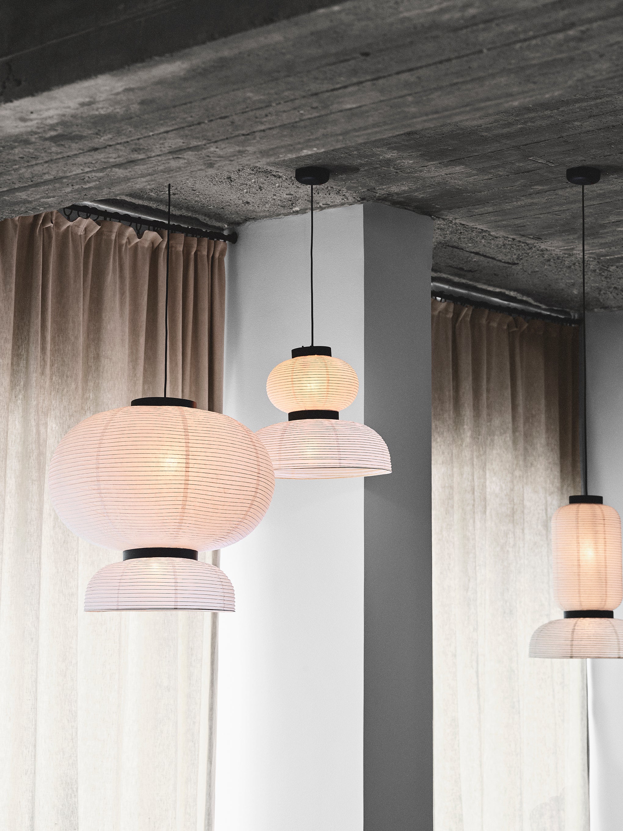 Hanglamp FORMAKAMI JH4 met witte papieren kap en zwart eiken afwerking