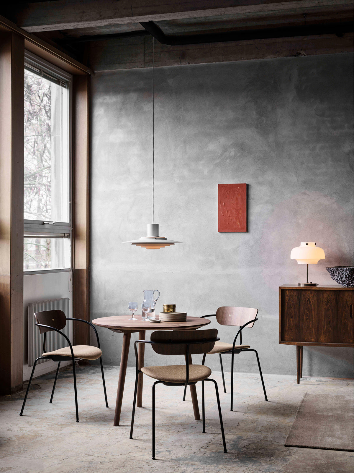 Ronde tafel IN BETWEEN zwart gelakt eiken