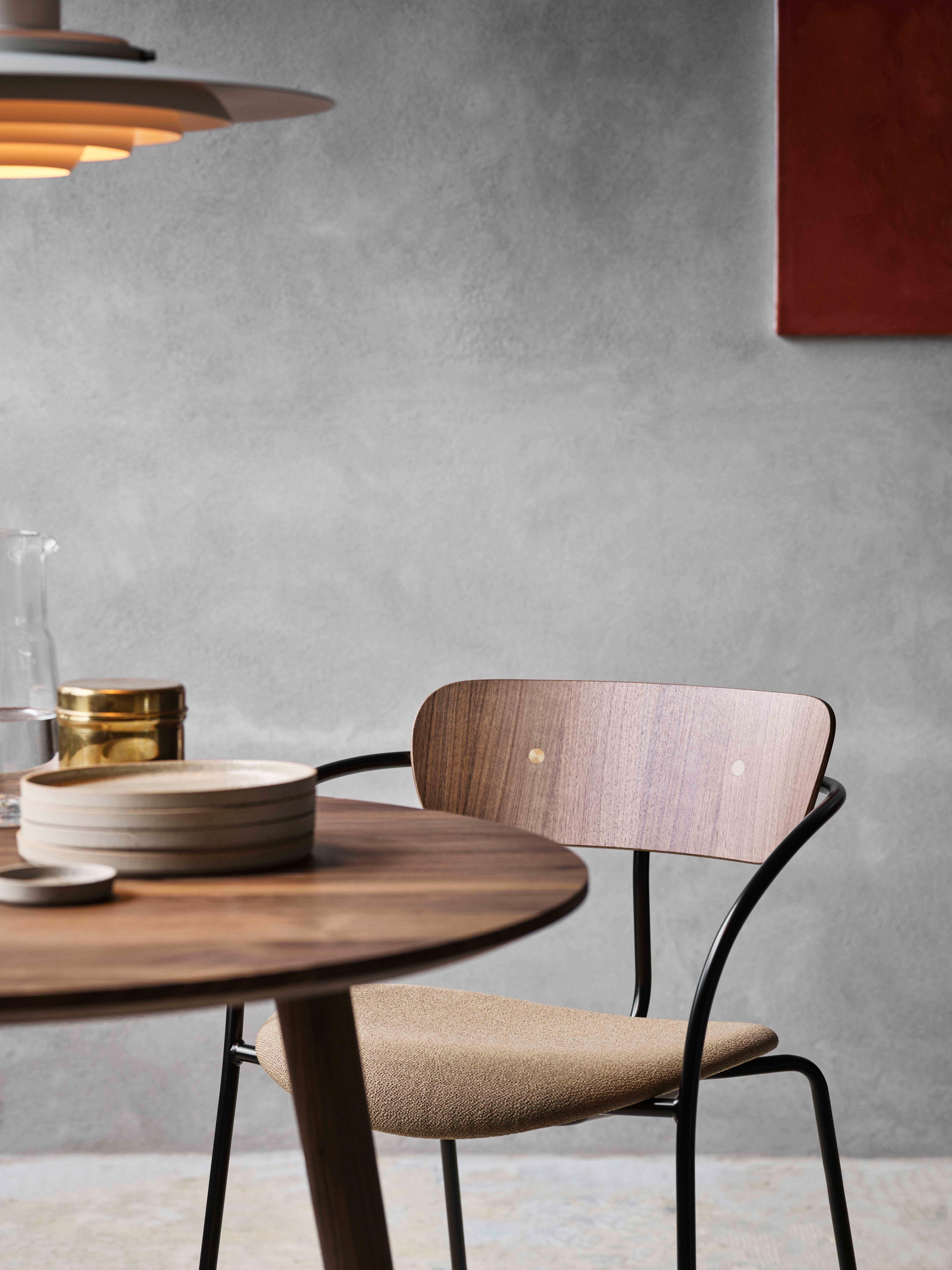 Ronde tafel IN BETWEEN zwart gelakt eiken