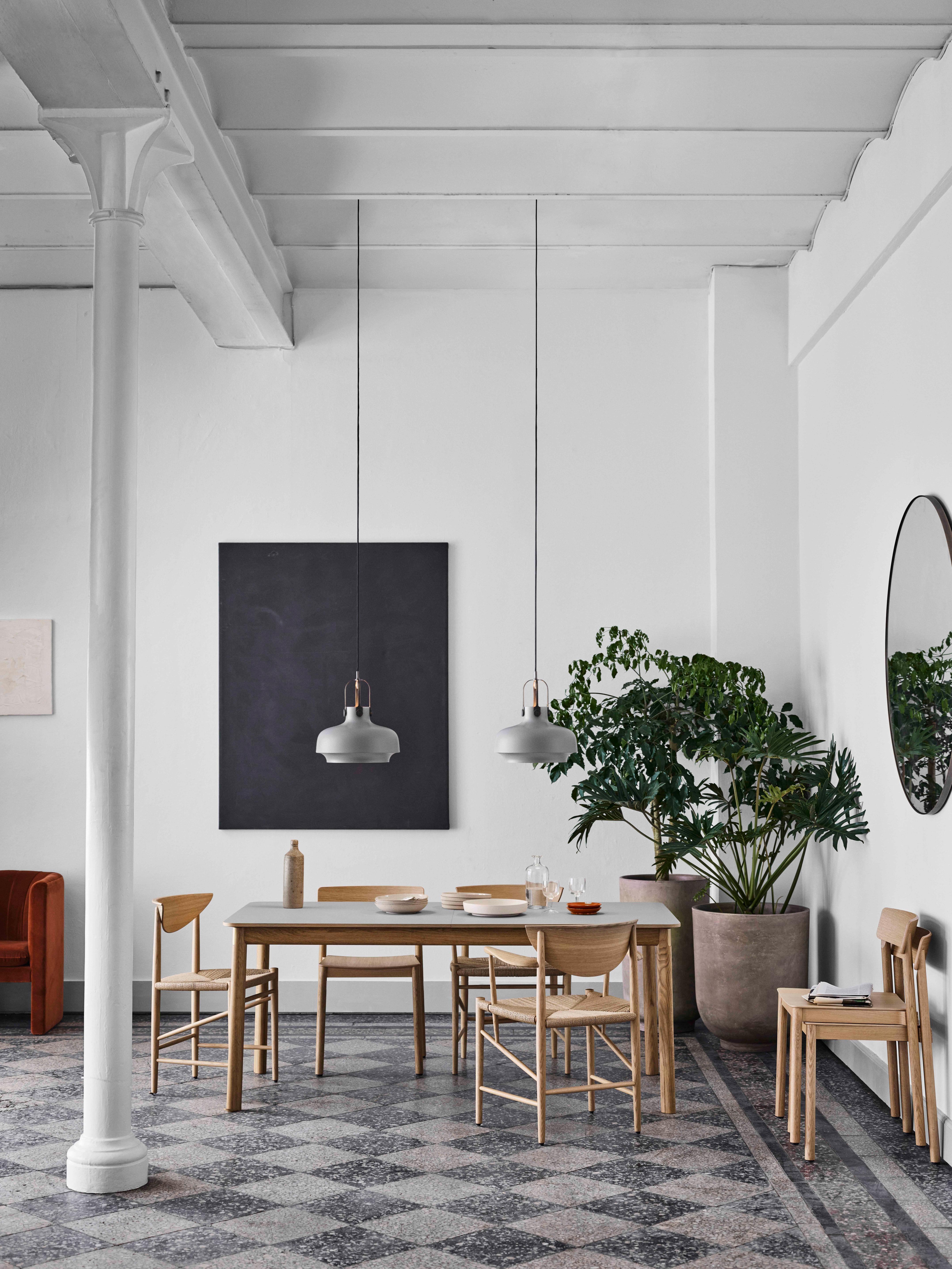 Uitschuifbare PATCH tafel met grijs gelamineerd blad en een basis van gerookt eikenhout