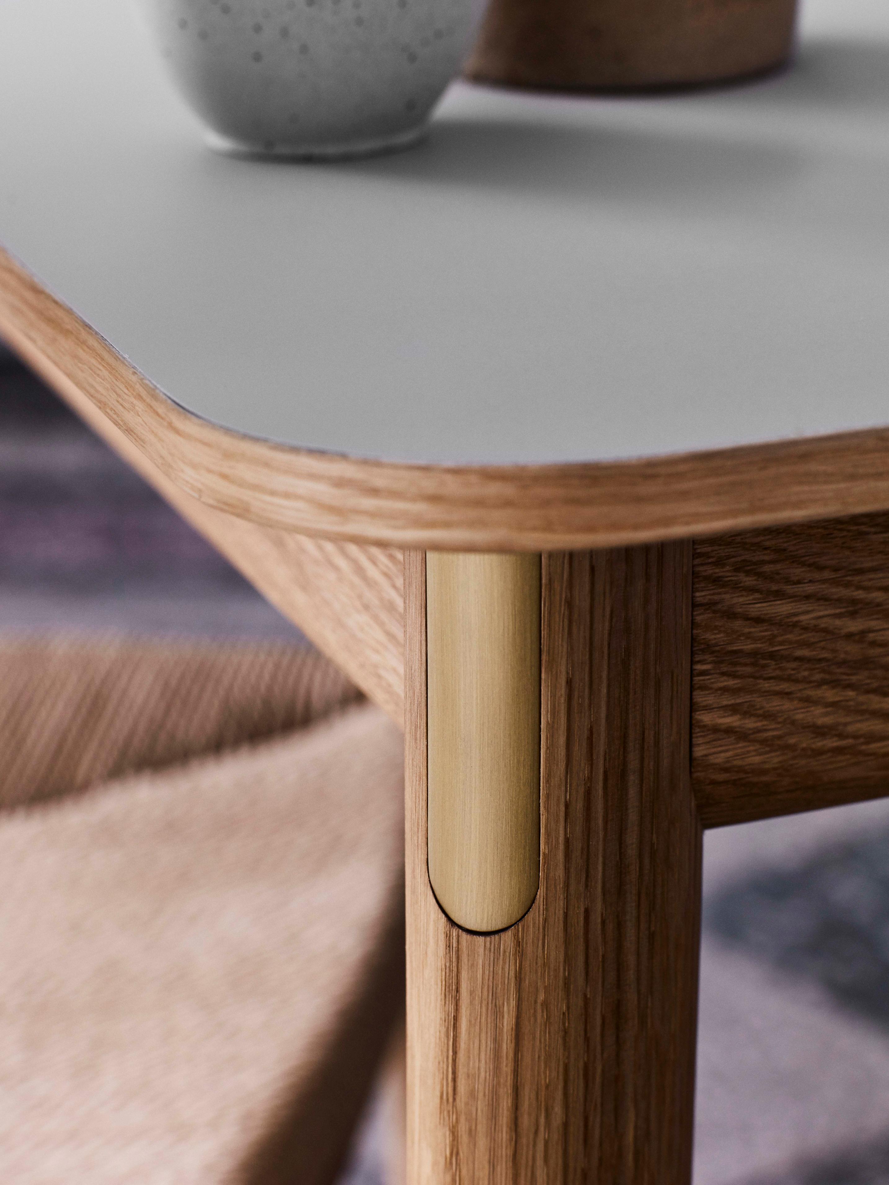 Uitschuifbare tafel PATCH beige gelamineerd blad met eiken basis