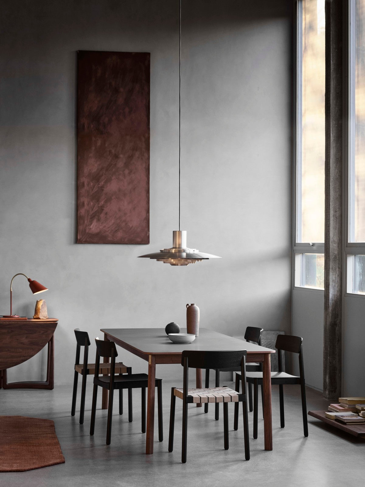 Uitschuifbare PATCH tafel met grijs gelamineerd blad en een basis van gerookt eikenhout