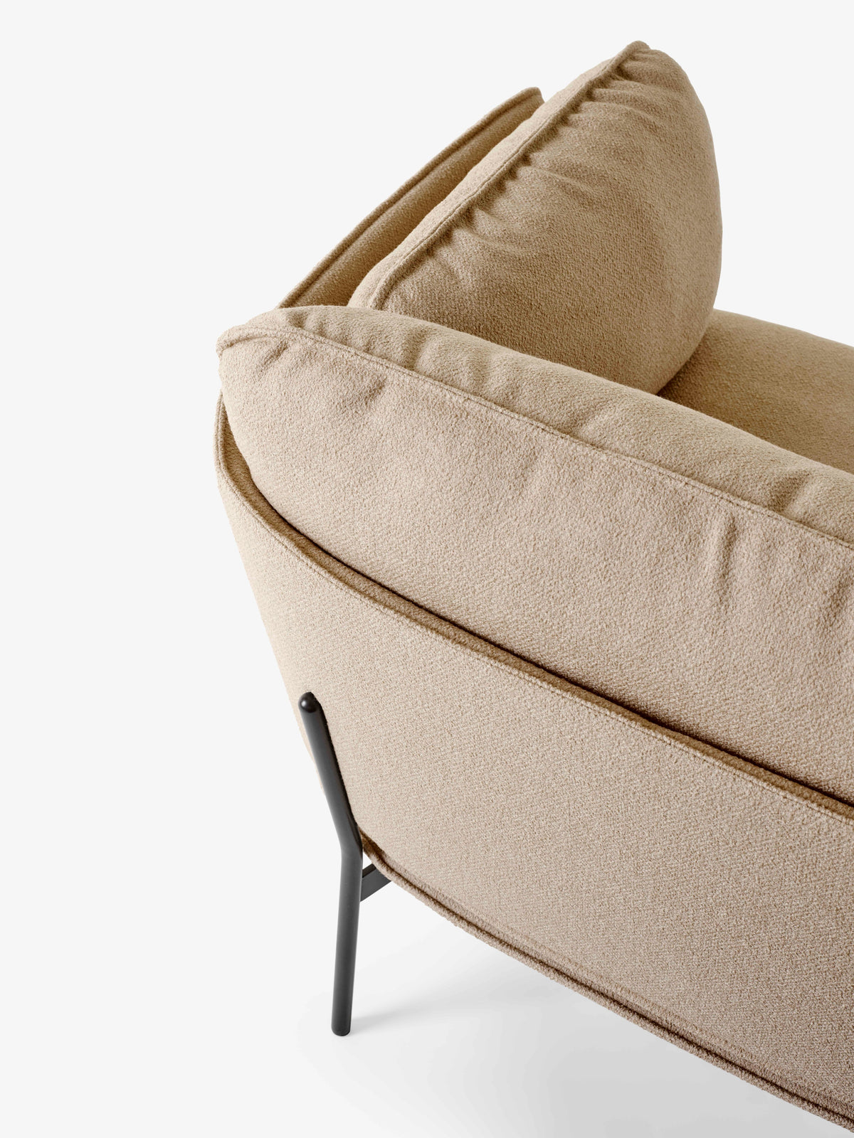Fauteuil CLOUD LN1 gestoffeerd met een zwarte basis