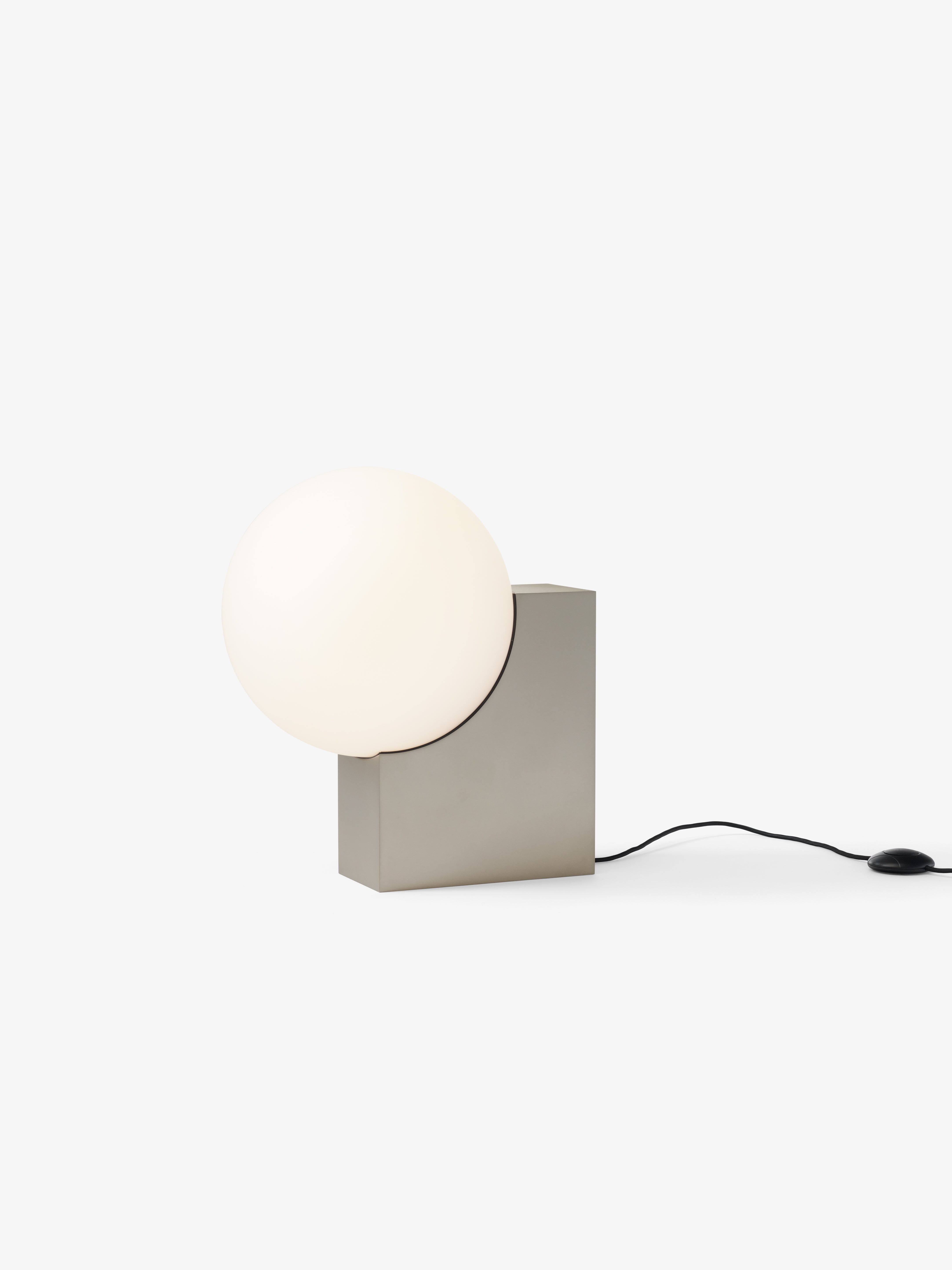 Vloerlamp JOURNEY SH4 met glazen kap en geborstelde stalen voet.