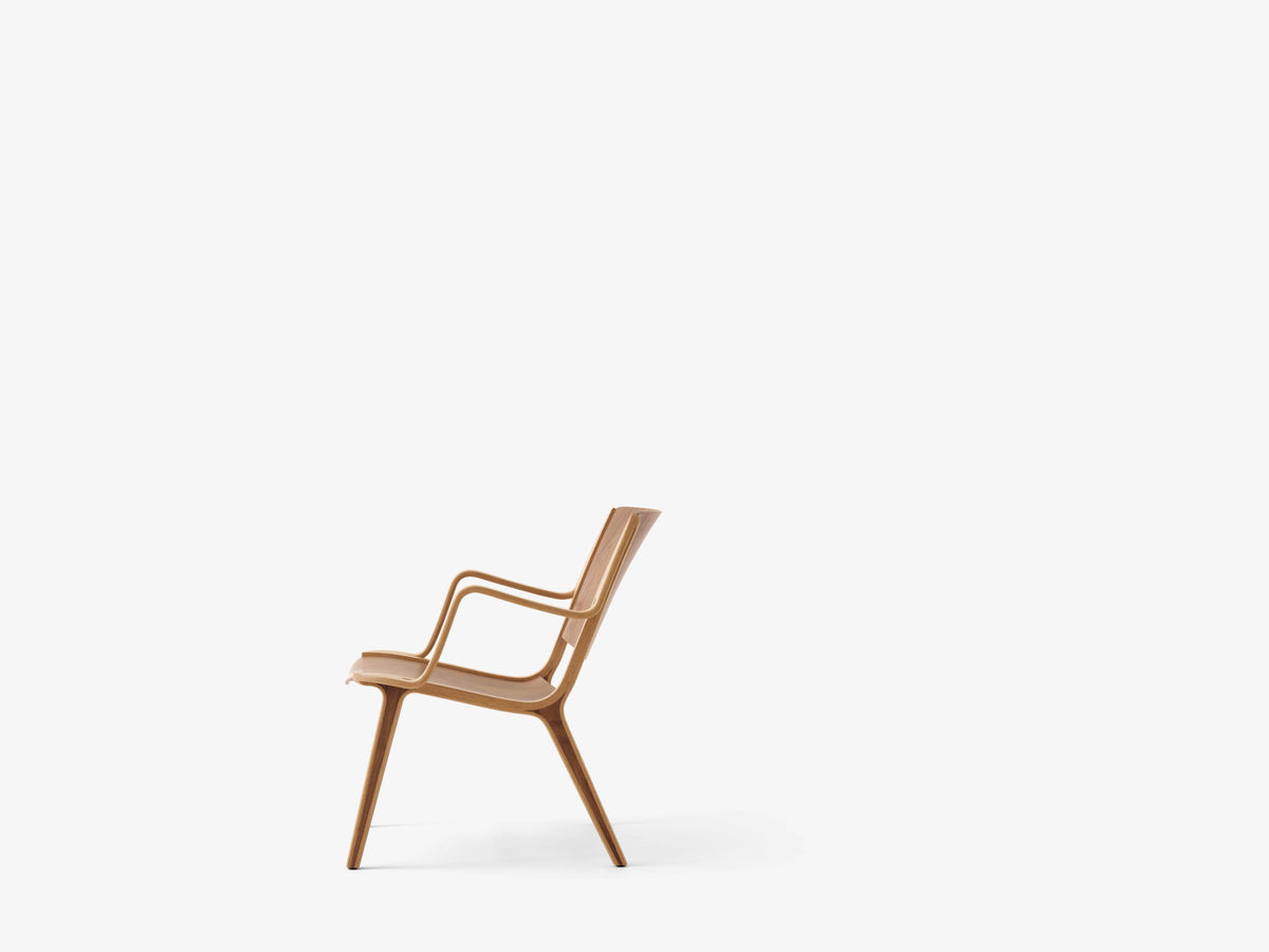 AX HM11 fauteuil gelakt eikenhout en notenhoutfineer