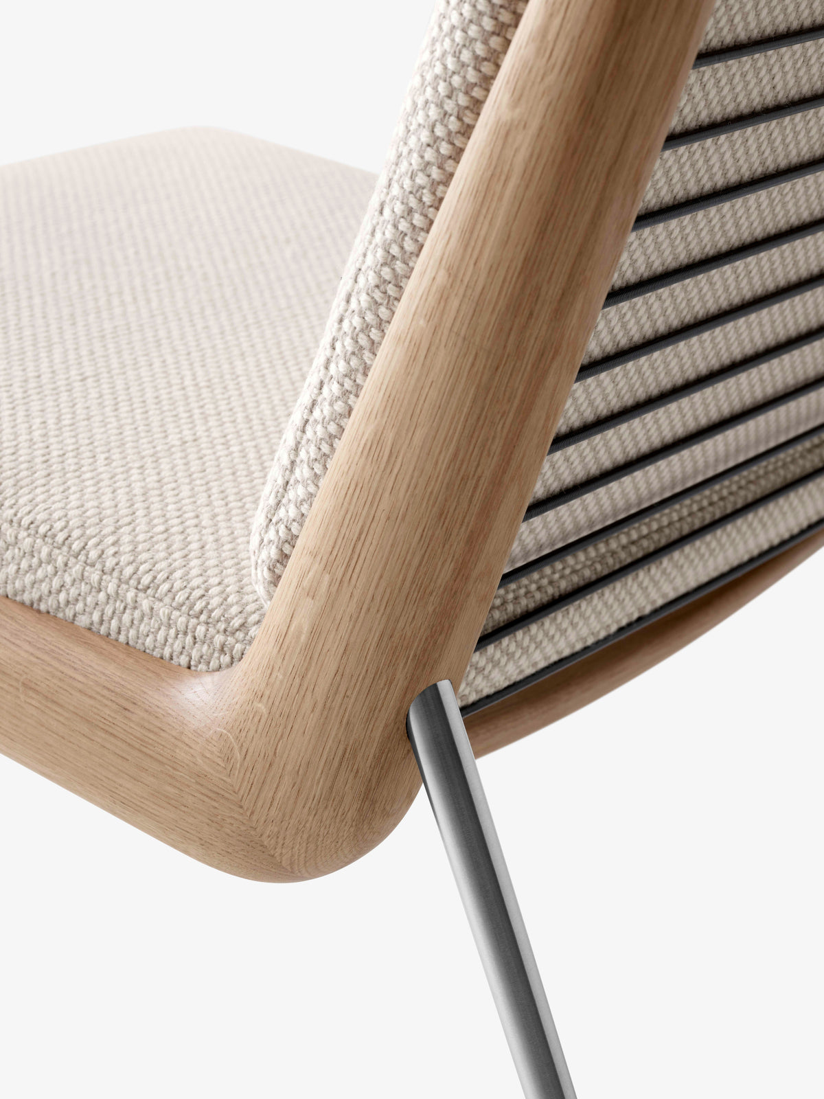 Fotel BOOMERANG HM1 met een bekleding op een eikenhouten frame met een stalen basis