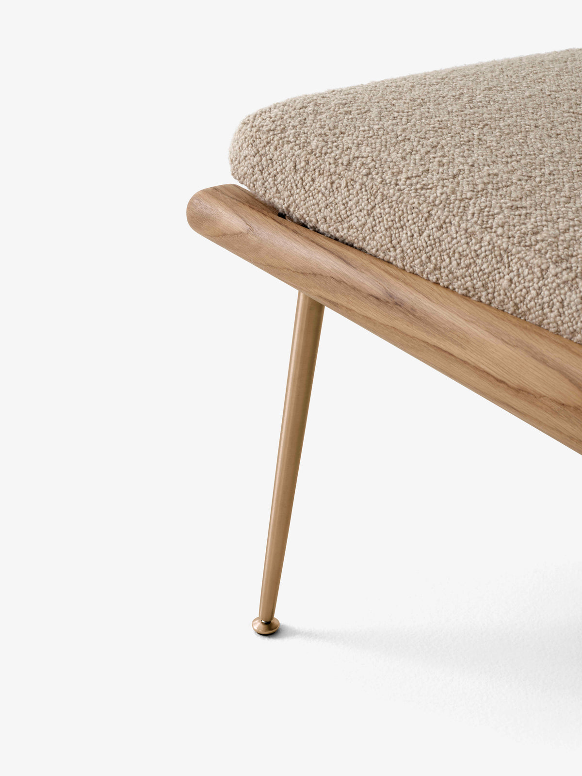 Fotel BOOMERANG HM1 met een bekleding op een eikenhouten frame met een messing basis