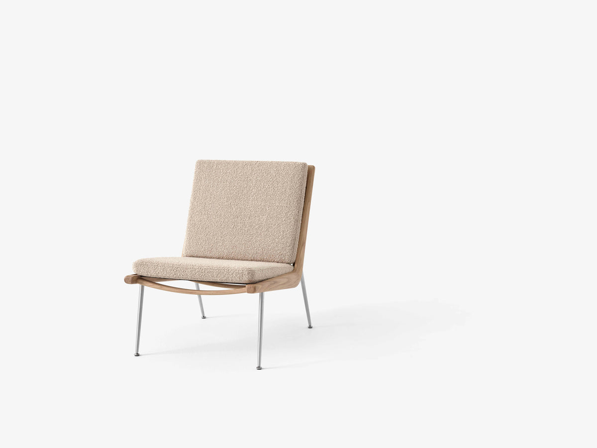 Fotel BOOMERANG HM1 met een bekleding op een eikenhouten frame met een stalen basis
