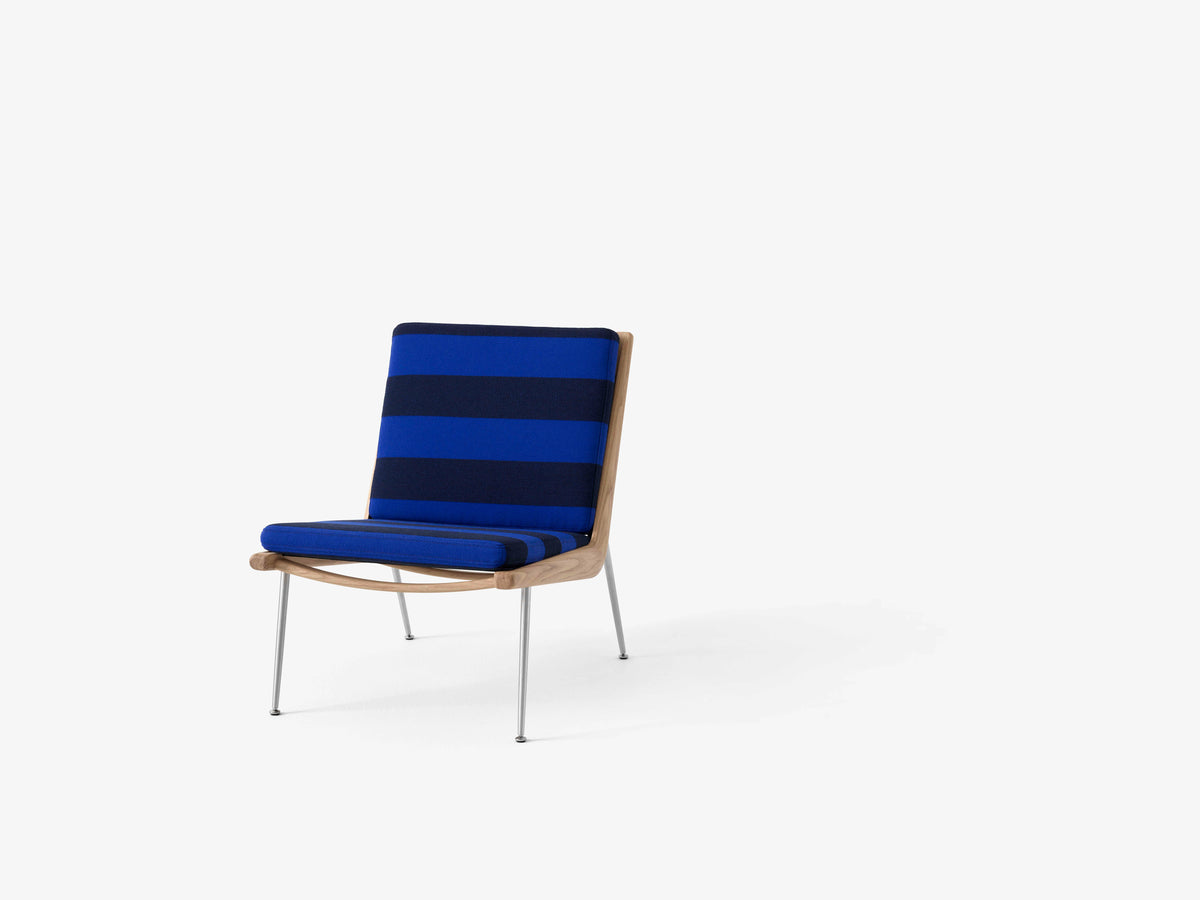 Fotel BOOMERANG HM1 met een bekleding op een eikenhouten frame met een stalen basis