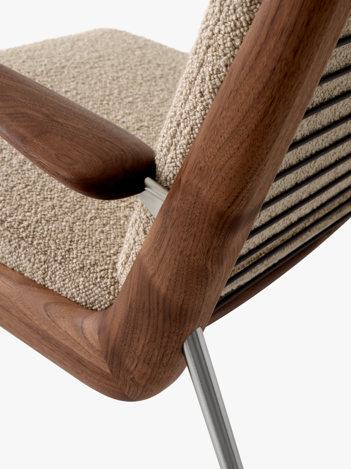 Fauteuil met armleuningen BOOMERANG HM2 gestoffeerd notenhouten frame met messing basis
