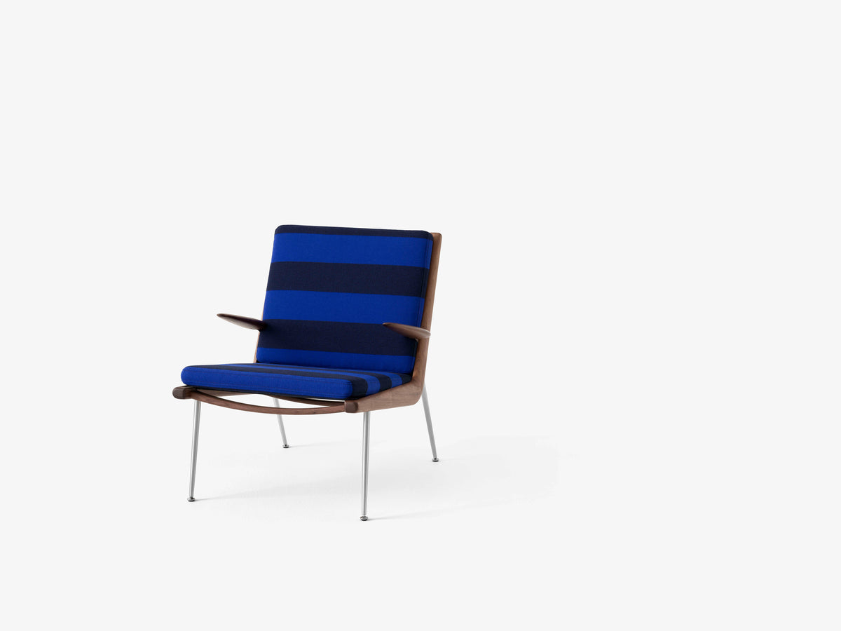 Fauteuil met armleuningen BOOMERANG HM2 gestoffeerd notenhouten frame met een stalen basis